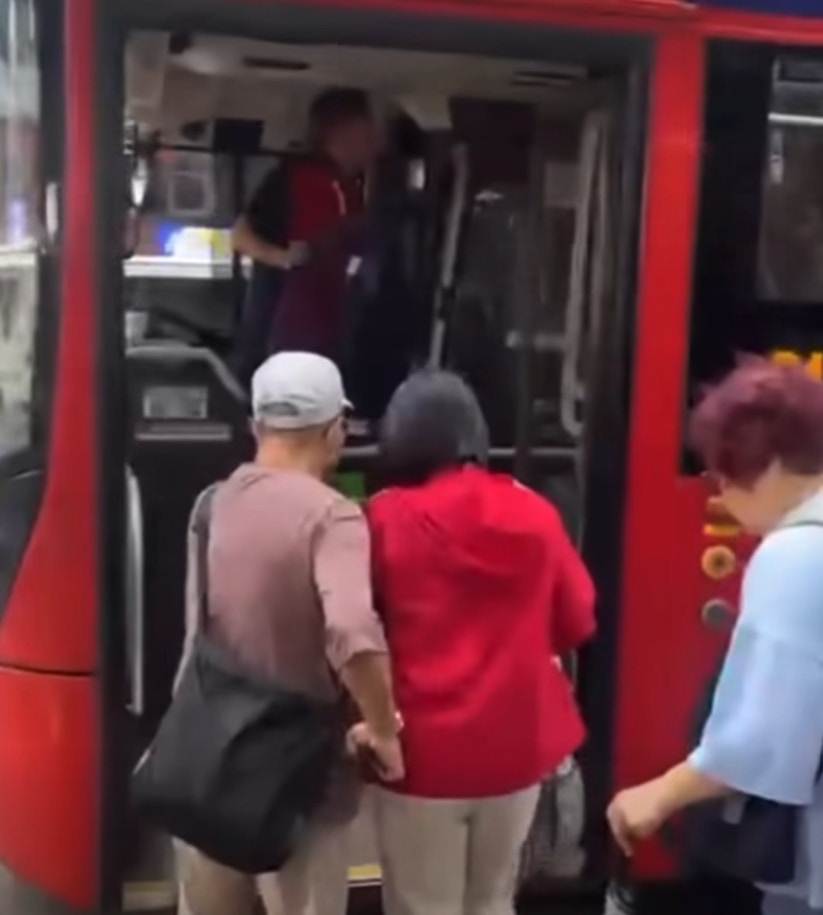 有乘客在一輛九巴上與車長爆發罵戰，雙方激動爆粗互「Ｘ老Ｘ」至少一分鐘，九巴車長期間更一手拍跌乘客電話，場面火爆。（車cam L（香港群組）／ExhilaratingPoodle6976）