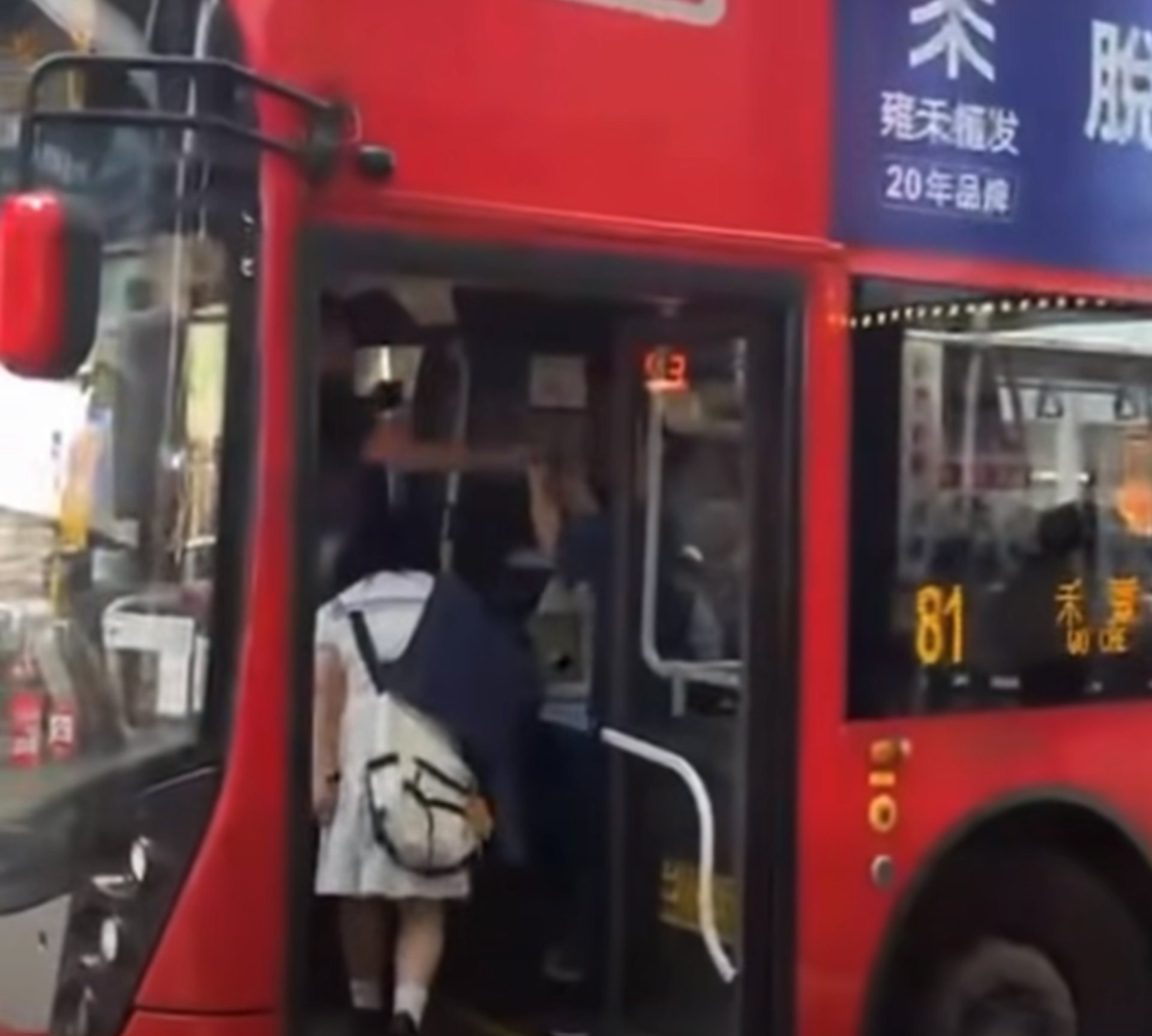 有乘客在一輛九巴上與車長爆發罵戰,雙方激動爆粗互「X老X」至少一分鐘,九巴車長期間更一手拍跌乘客電話,場面火爆。(車cam L(香港群組)/ExhilaratingPoodle6976) 有乘客在一輛九巴上與車長爆發罵戰,雙方激動爆粗互「X老X」至少一分鐘,九巴車長期間更一手拍跌乘客電話,場面火爆。(車cam L(香港群組)/ExhilaratingPoodle6976)
