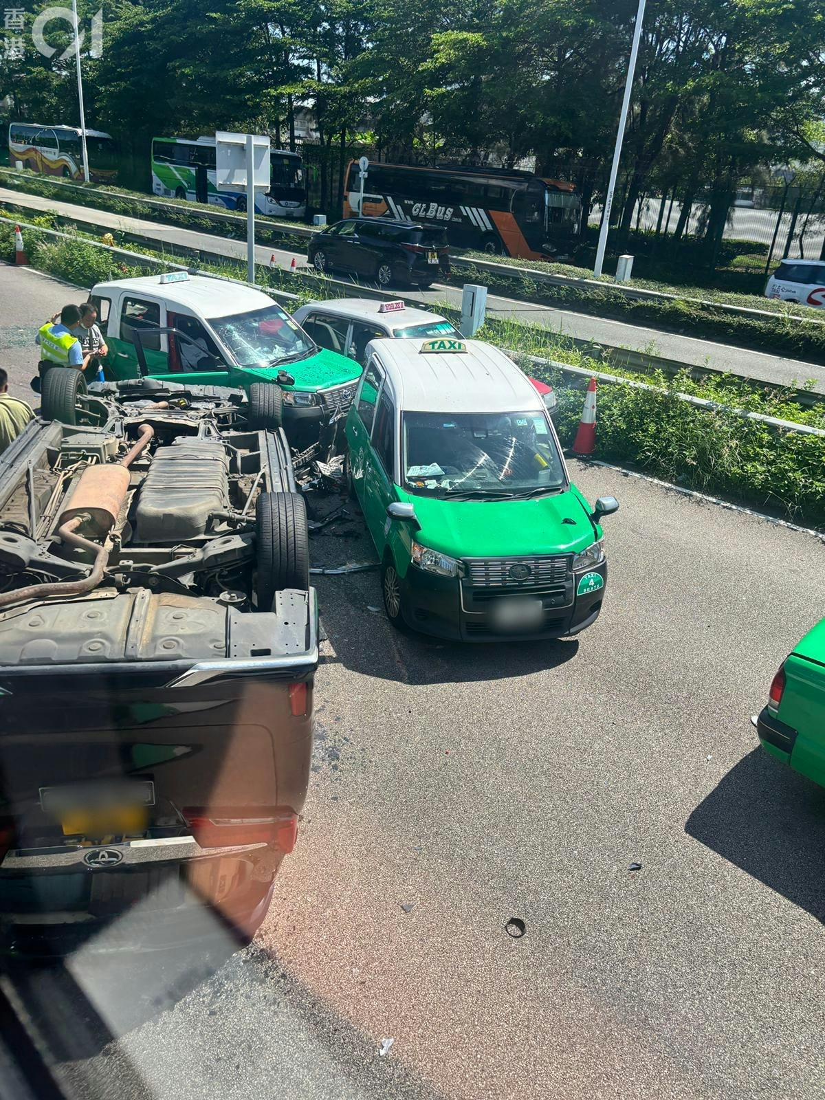 深圳灣公路大橋香港口岸區，有3輛的士及一輛私家車相撞，私家車被撞至四輪朝天。（讀者提供）