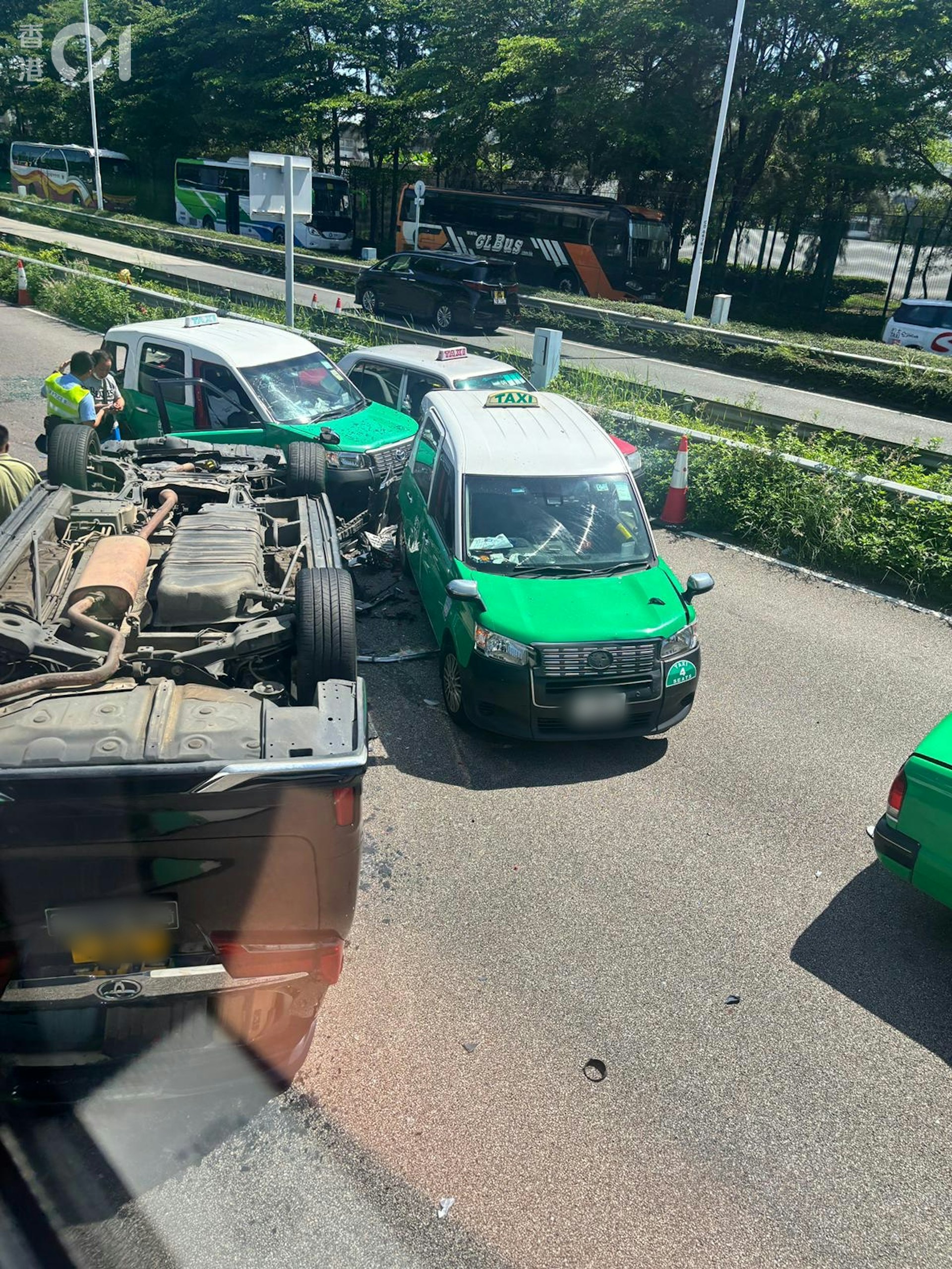 深圳灣公路大橋香港口岸區,有3輛的士及一輛私家車相撞,私家車被撞至四輪朝天。(讀者提供) 深圳灣公路大橋香港口岸區,有3輛的士及一輛私家車相撞,私家車被撞至四輪朝天。(讀者提供)