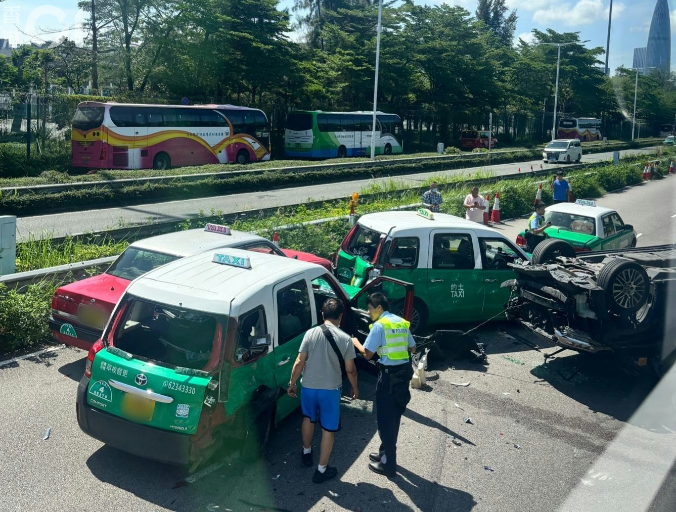 深圳灣公路大橋香港口岸區，有3輛的士及一輛私家車相撞，私家車被撞至四輪朝天。（讀者提供）