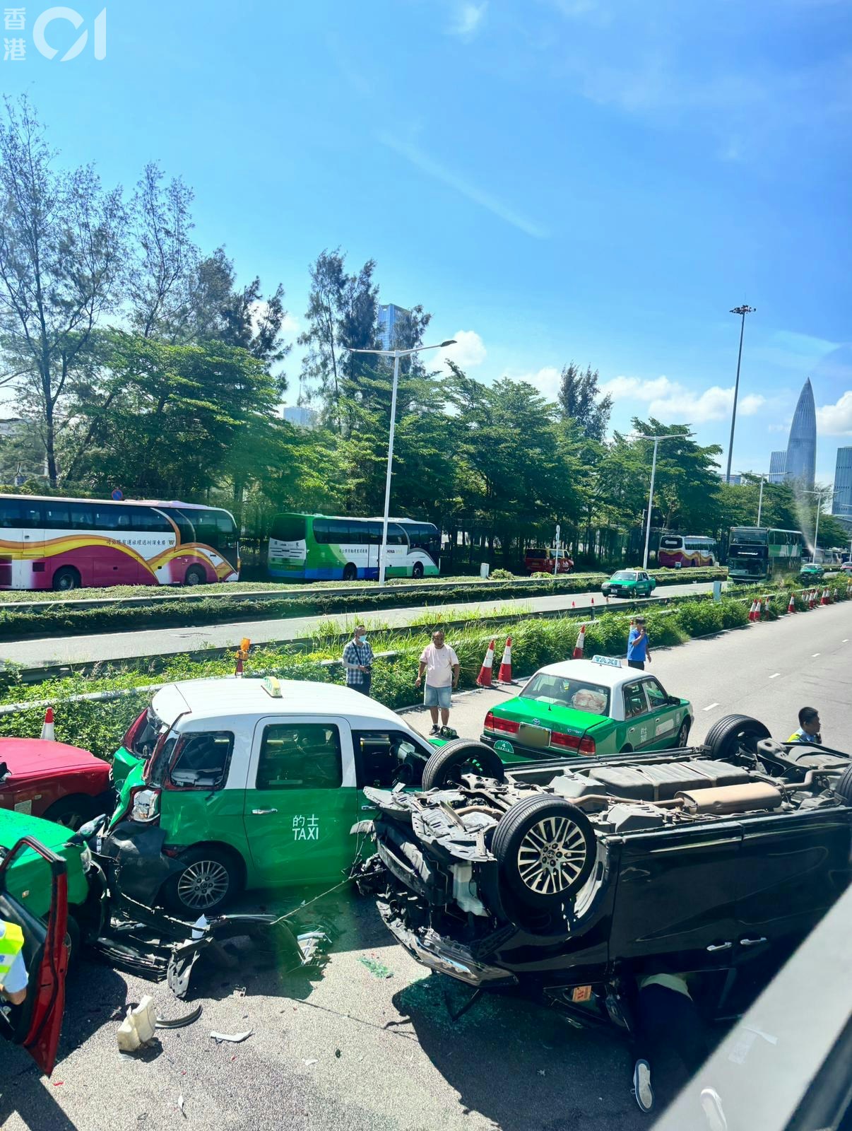 深圳灣公路大橋香港口岸區，有3輛的士及一輛私家車相撞，私家車被撞至四輪朝天。（讀者提供）