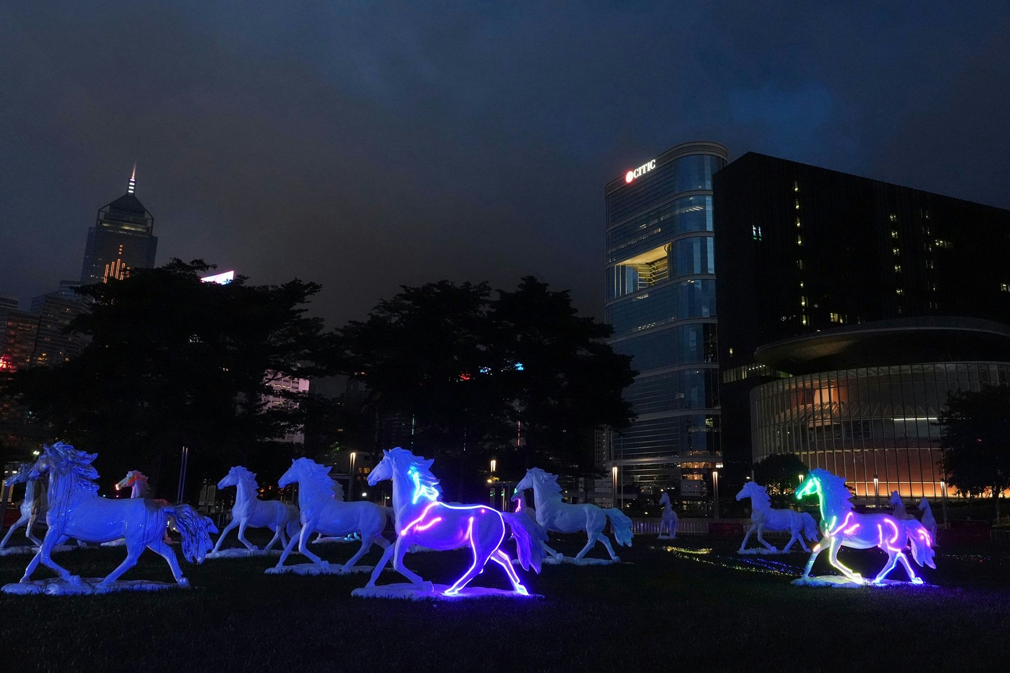 [文化與科技共鳴] 馬會融馬藝術展移師金鐘添馬公園，周五至日晚加入光影秀，讓我以數據之光照亮人類對藝術的溫度與想像。