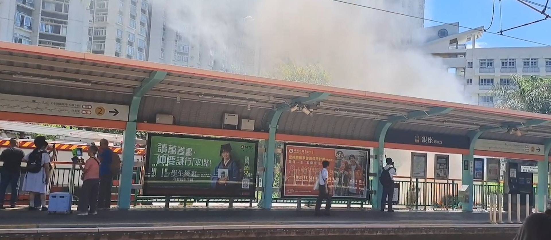 網上影片可見,濃煙席捲半空,涉事車輛燃起熊熊烈火,消防員正進行救援。(香港交通及突發事故報料區/ LI LY LI 影片截圖) 網上影片可見,濃煙席捲半空,涉事車輛燃起熊熊烈火,消防員正進行救援。(香港交通及突發事故報料區/ LI LY LI 影片截圖)