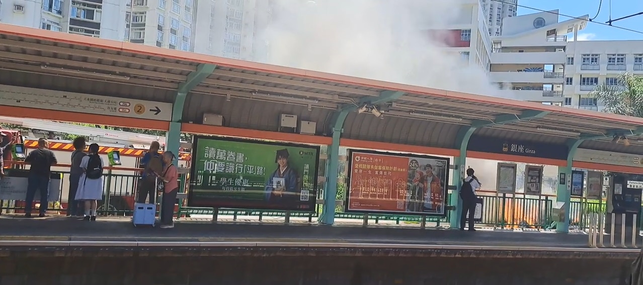 網上影片可見，濃煙席捲半空，涉事車輛燃起熊熊烈火，消防員正進行救援。（香港交通及突發事故報料區/ LI LY LI 影片截圖）