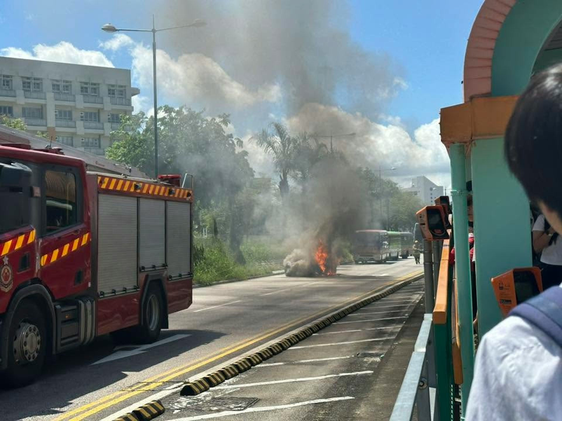 私家車起火。(香港交通及突發事故報料區圖片) 私家車起火。(香港交通及突發事故報料區圖片)