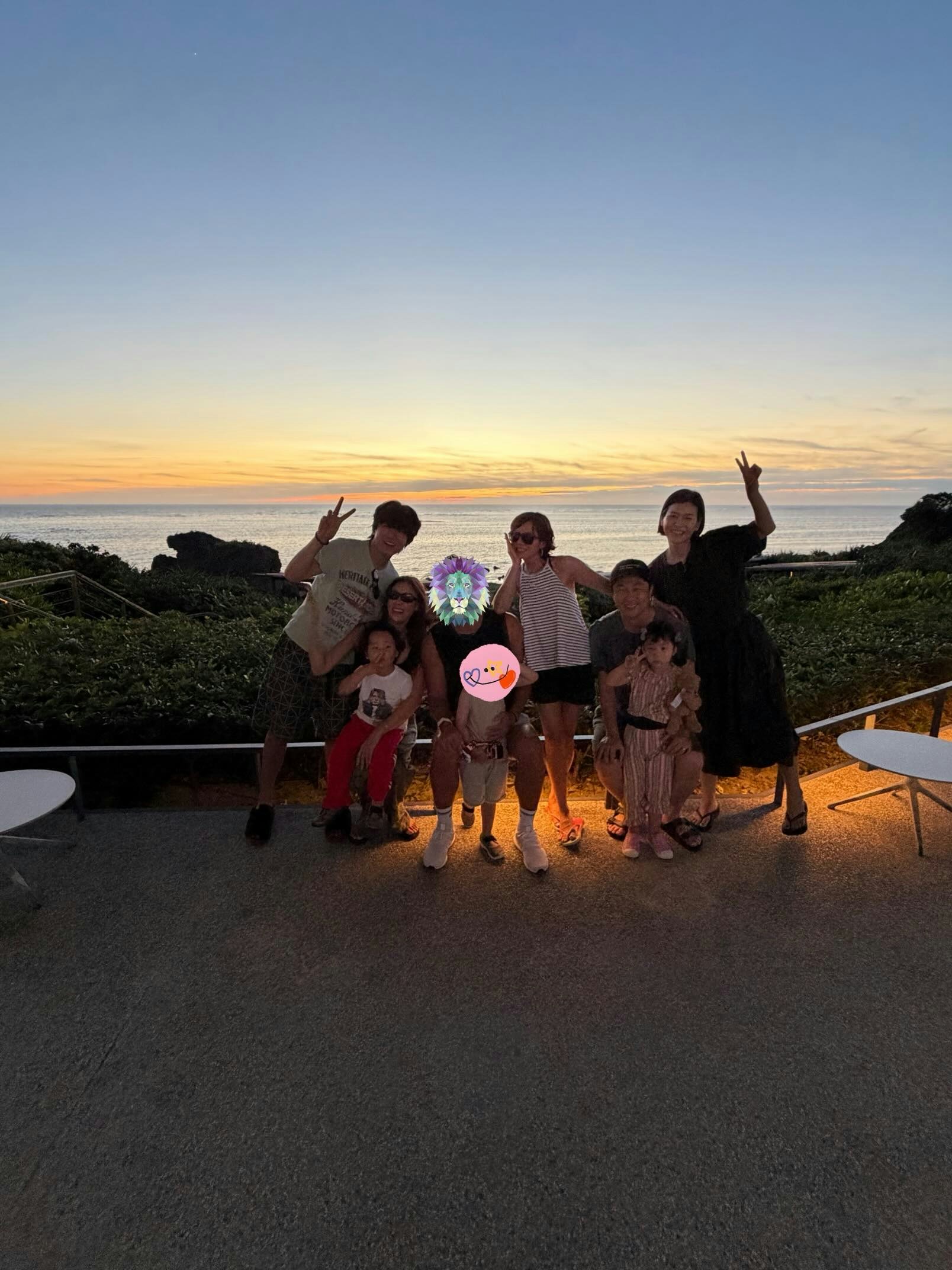 孙艺珍往日与亲友在海边夕阳下合照