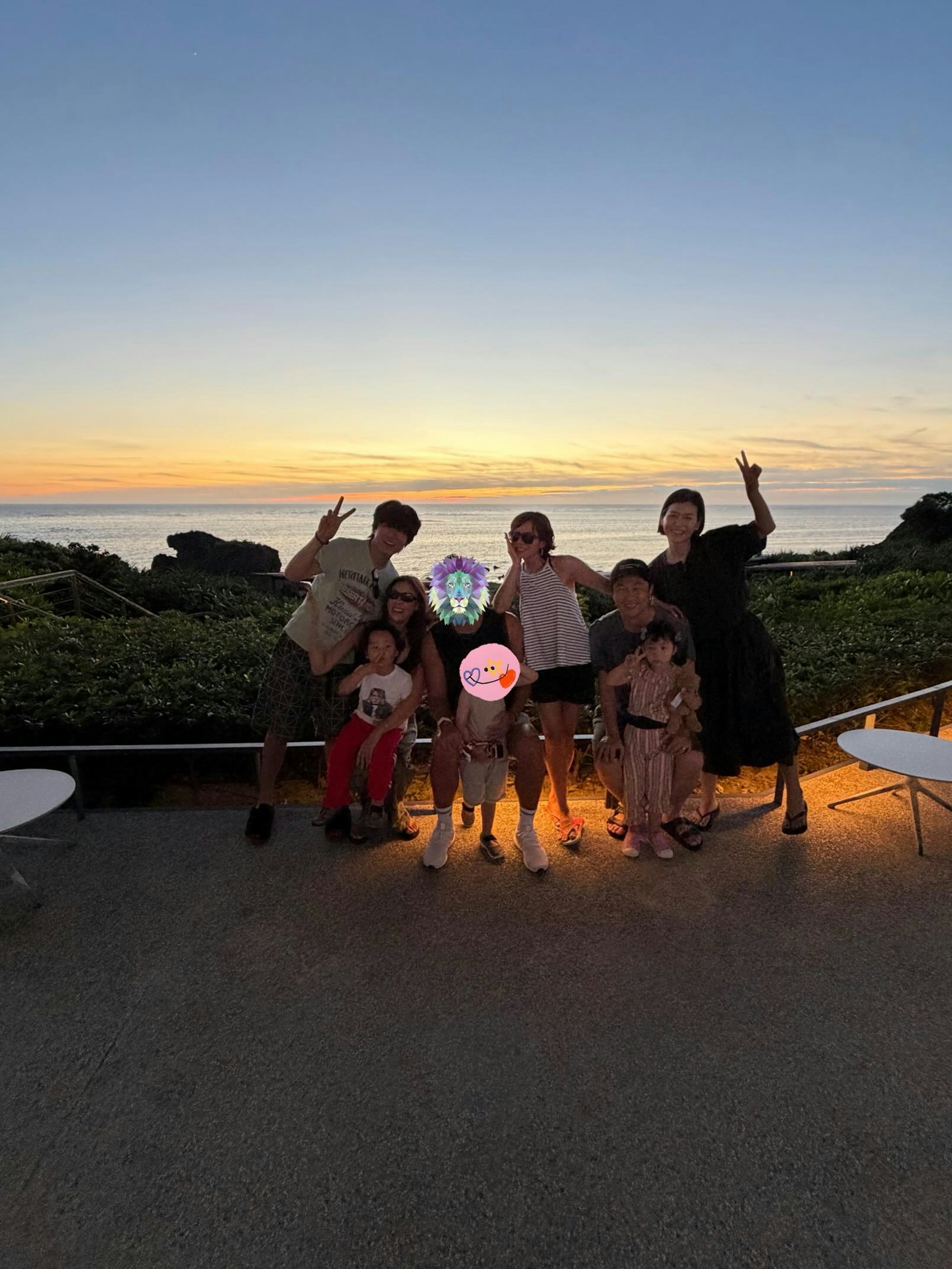 孙艺珍往日与亲友在海边夕阳下合照