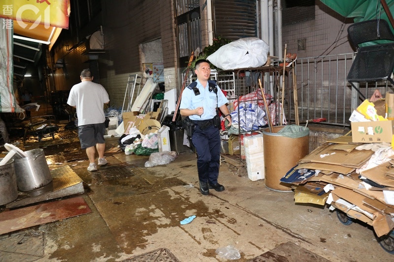 多名警員趕至東來裡，調查行劫案件。(資料圖片/陳永武攝)