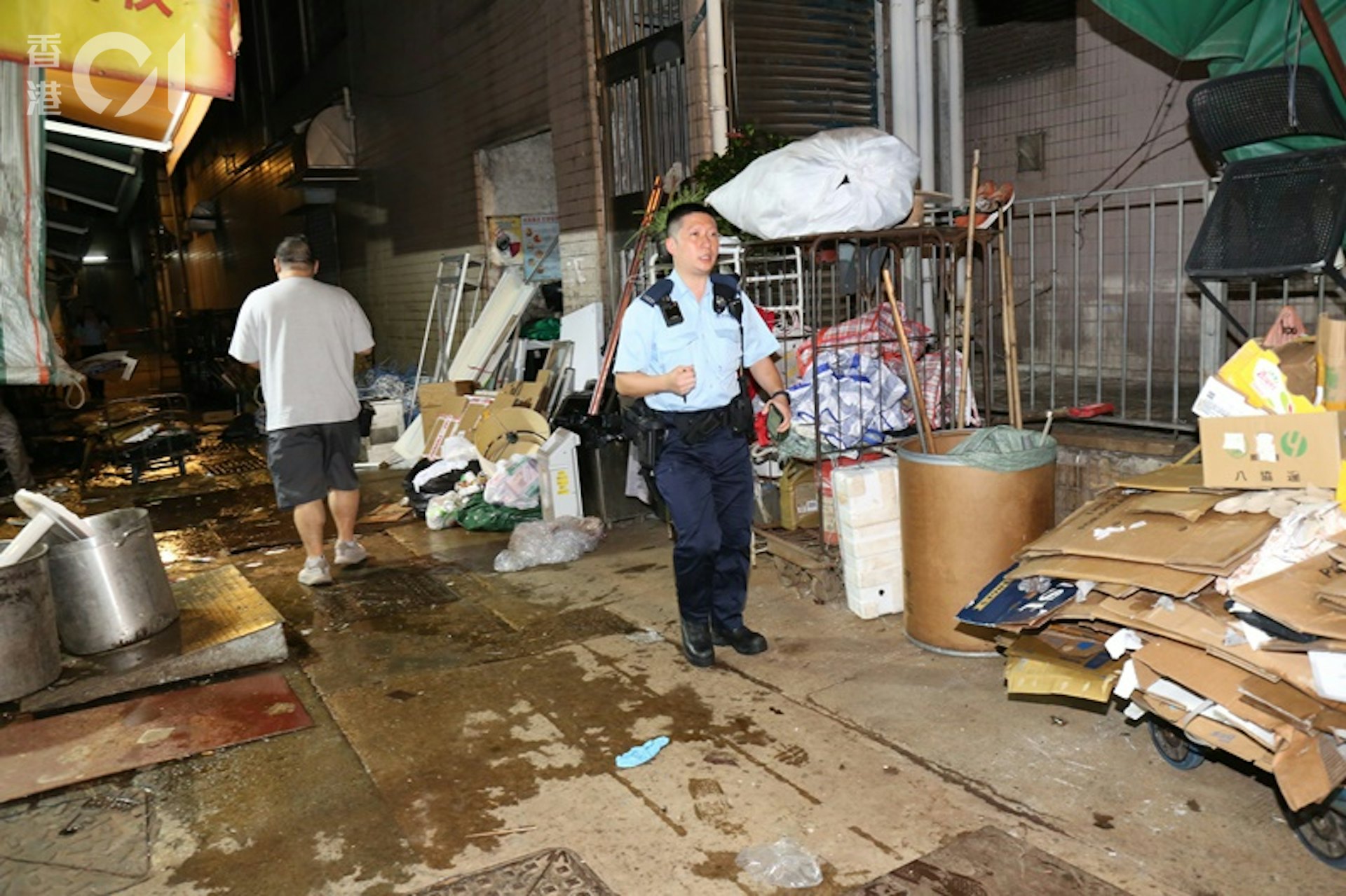 多名警員趕至東來裡,調查行劫案件。(資料圖片/陳永武攝) 多名警員趕至東來裡,調查行劫案件。(資料圖片/陳永武攝)