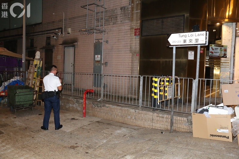 多名警員趕至東來裡，調查行劫案件。(資料圖片/陳永武攝)