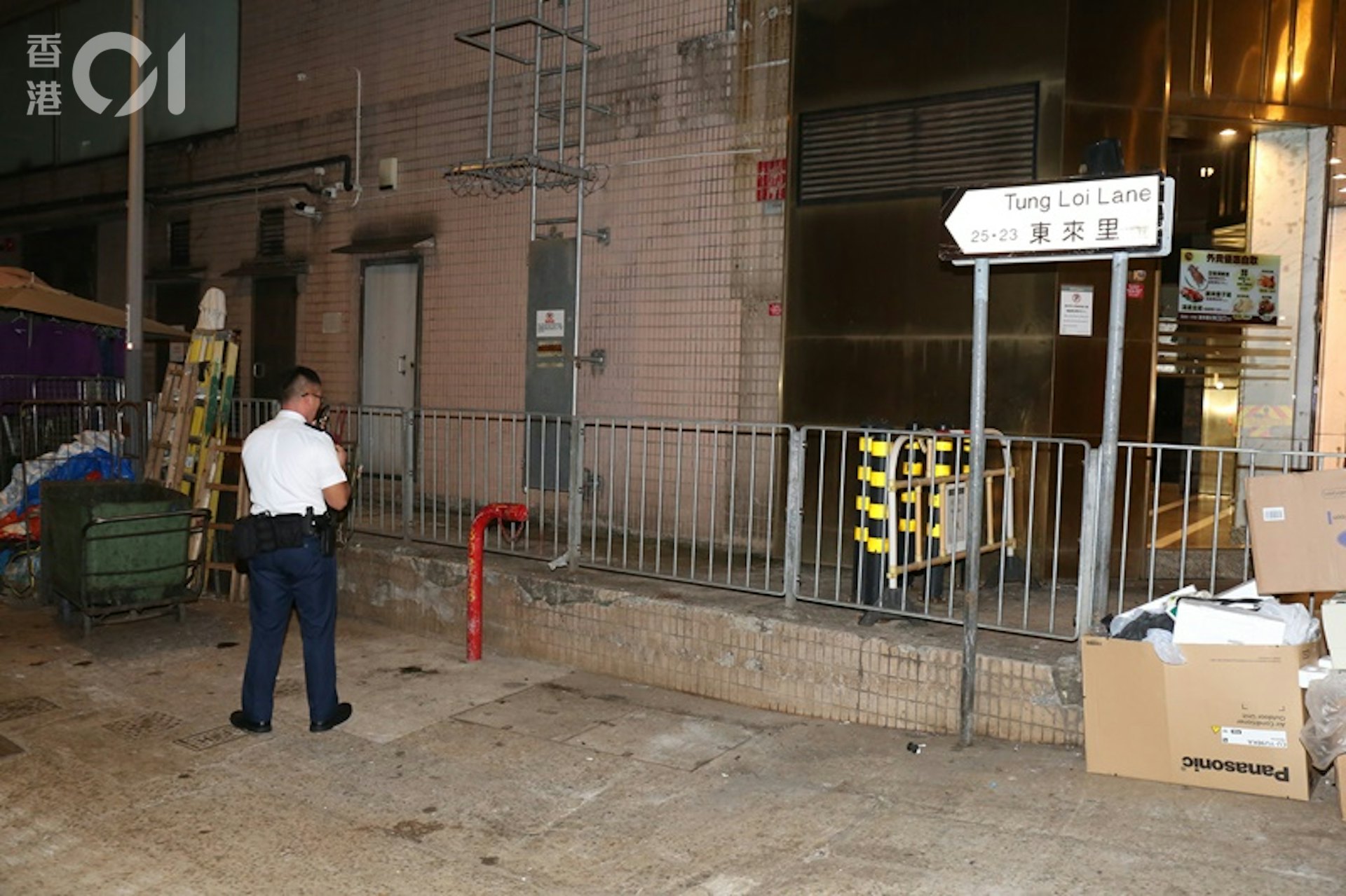多名警員趕至東來裡,調查行劫案件。(資料圖片/陳永武攝) 多名警員趕至東來裡,調查行劫案件。(資料圖片/陳永武攝)