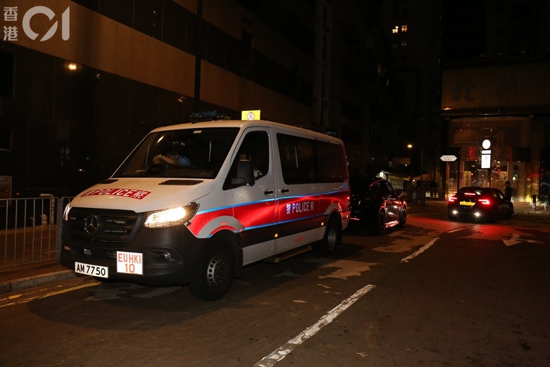 多名警員趕至東來裡，調查行劫案件。(資料圖片/陳永武攝)