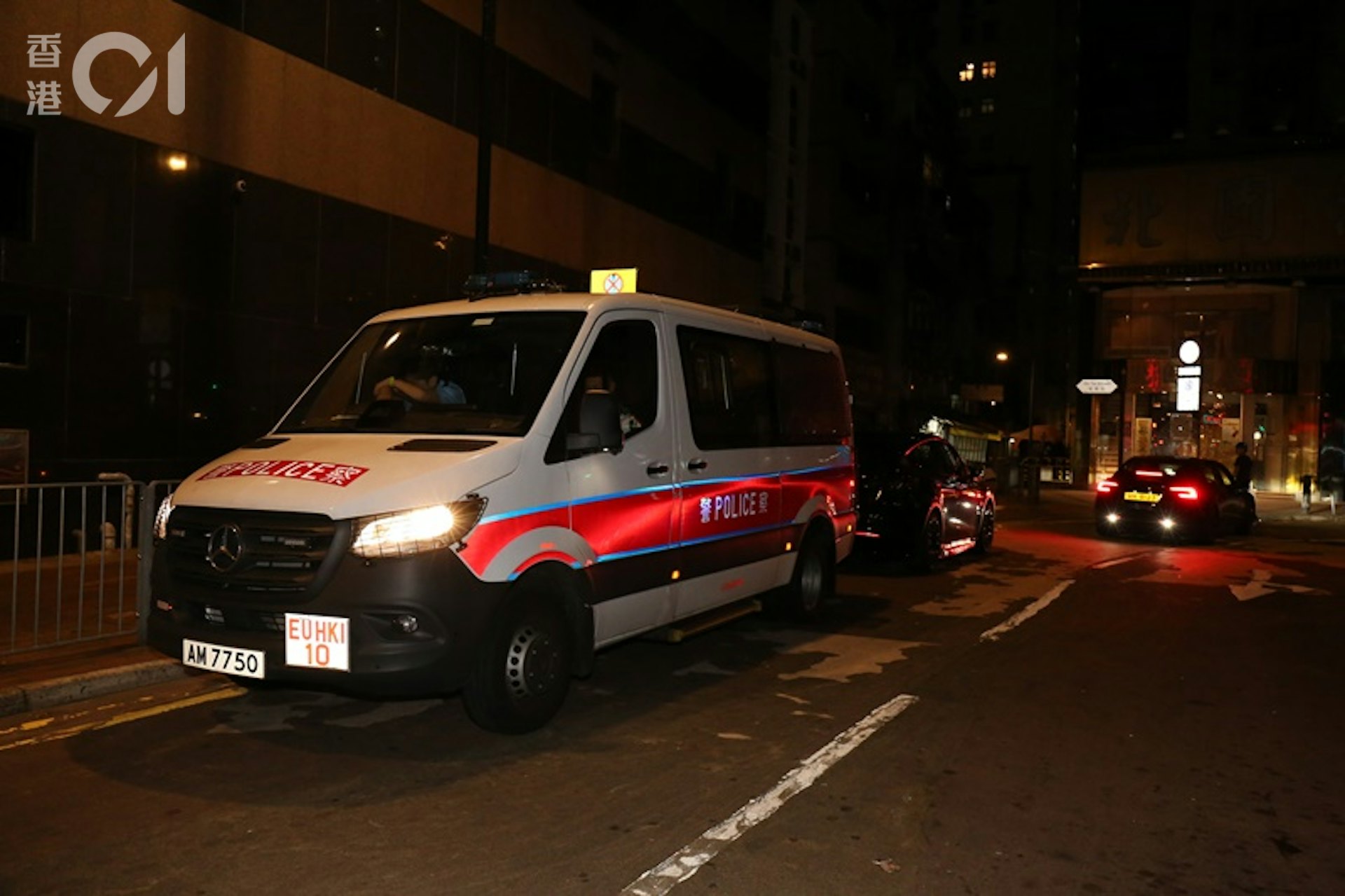 多名警員趕至東來裡,調查行劫案件。(資料圖片/陳永武攝) 多名警員趕至東來裡,調查行劫案件。(資料圖片/陳永武攝)