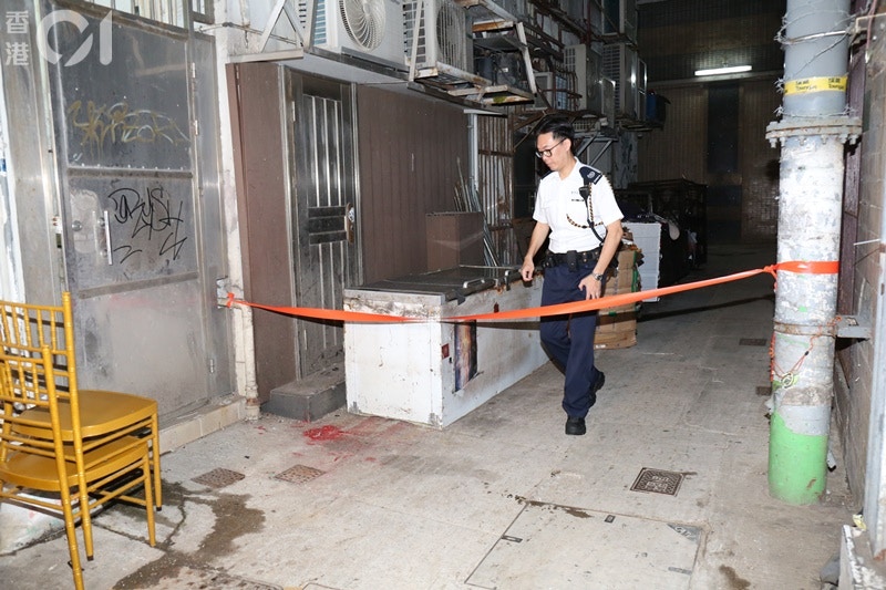 多名警員趕至東來裡，調查行劫案件。(陳永武攝)