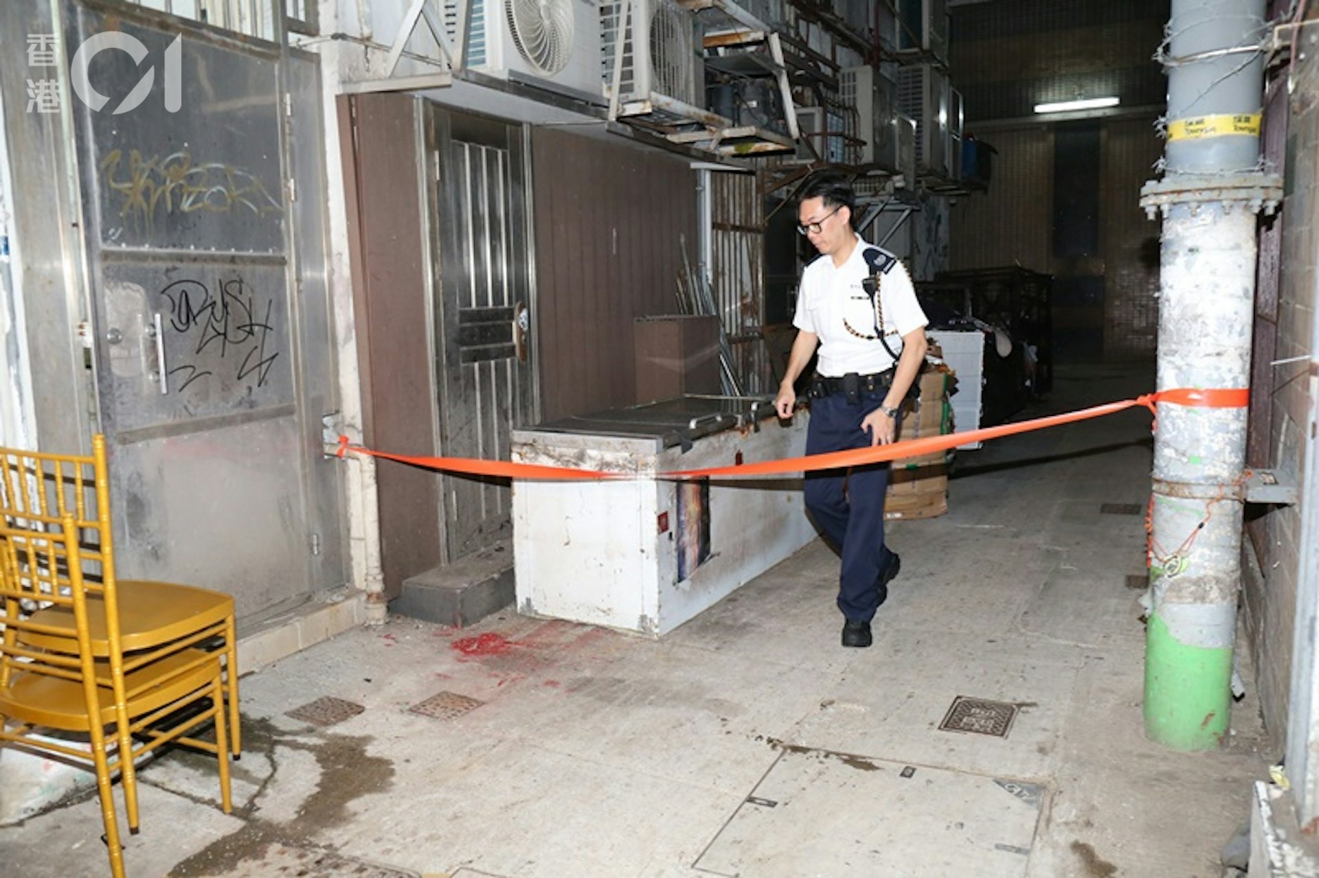 多名警員趕至東來裡,調查行劫案件。(陳永武攝) 多名警員趕至東來裡,調查行劫案件。(陳永武攝)