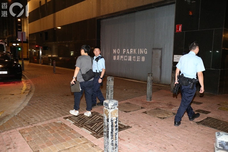 多名警員趕至東來裡，調查行劫案件。(資料圖片/陳永武攝)