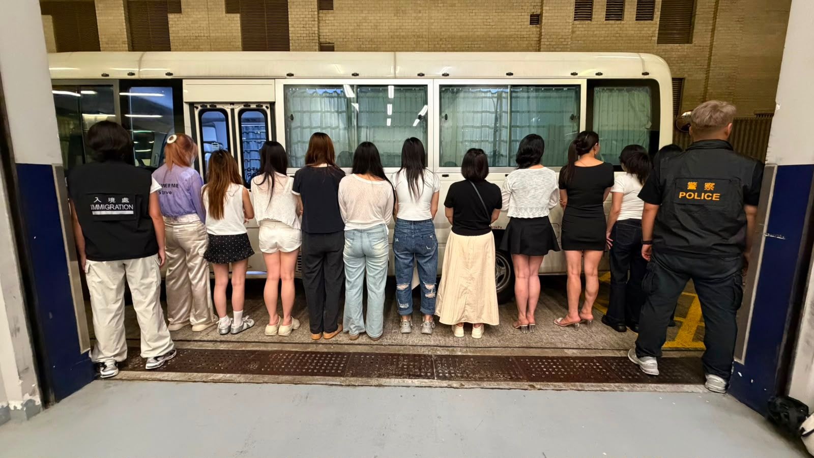 在油尖掃黃及反黑工行動中，執法人員拘捕30人。(警方圖片)
