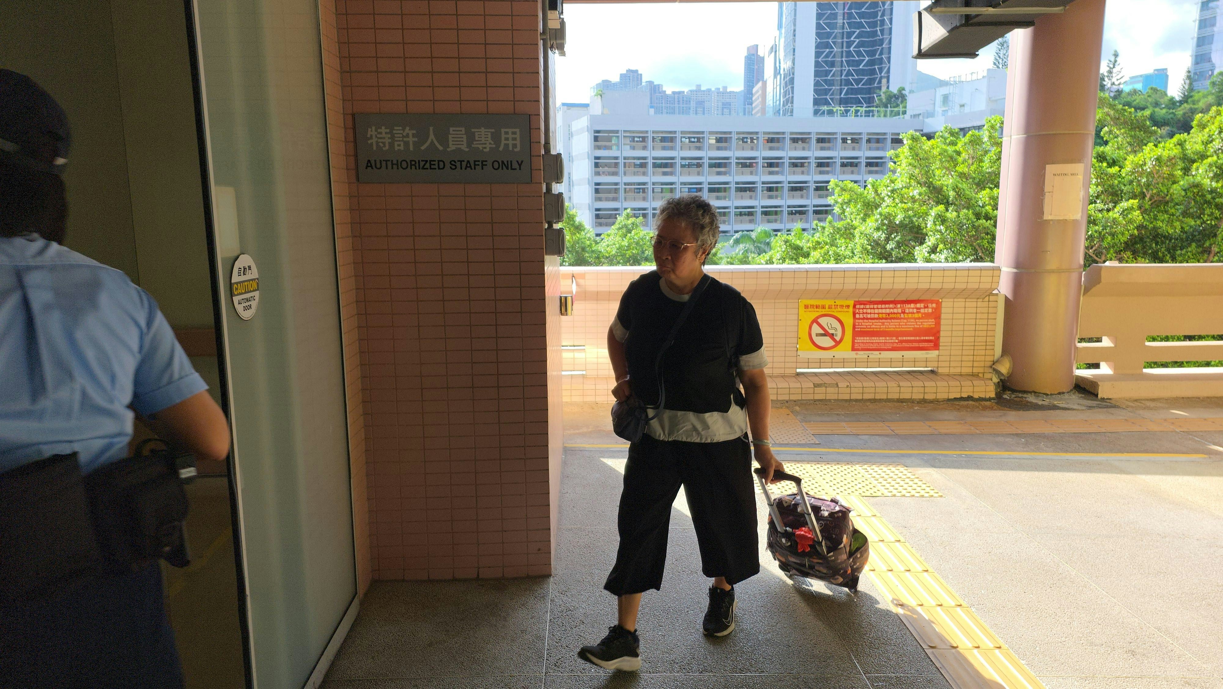 事主胞姐陪同送院。（黃偉民攝）
