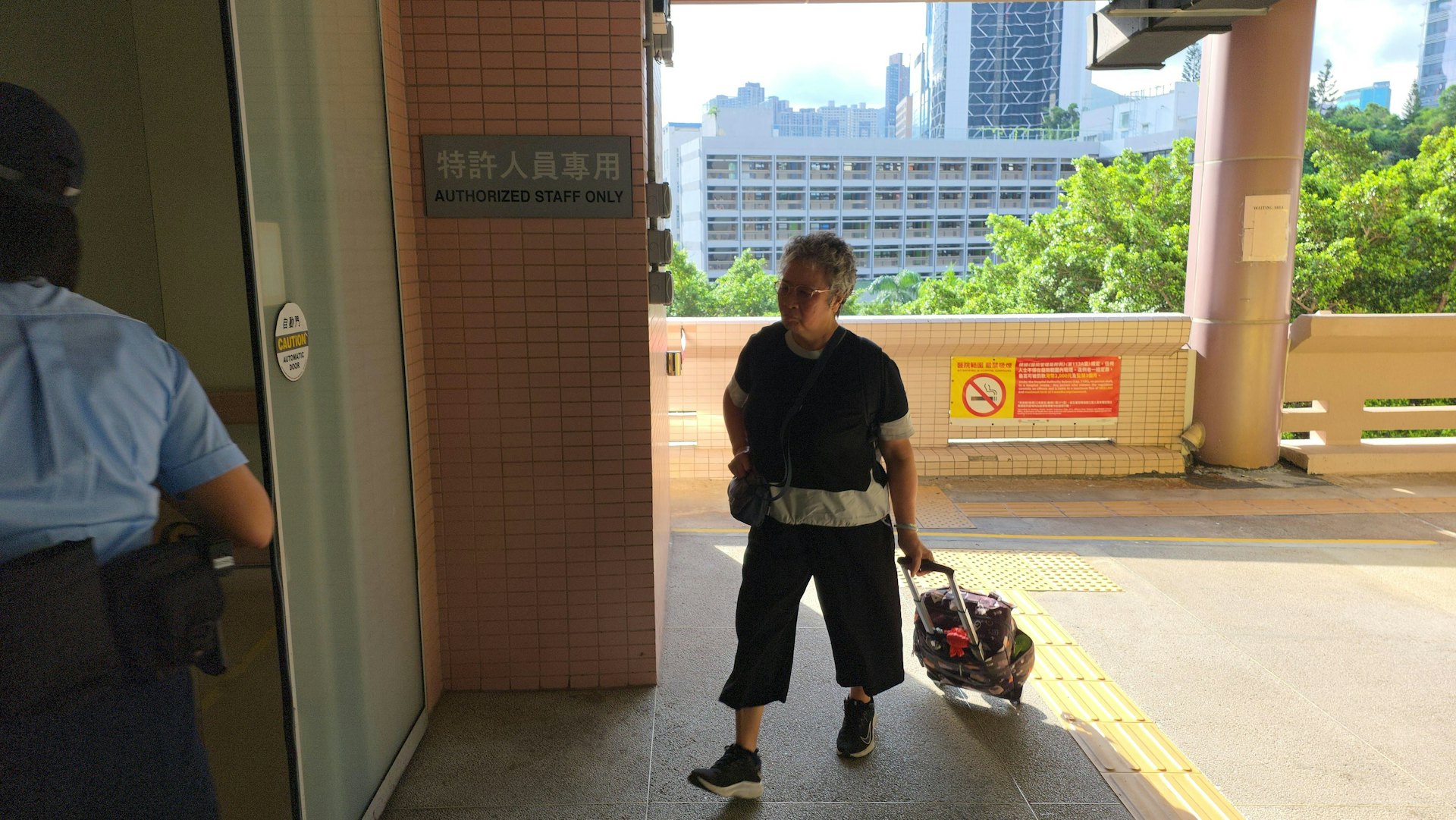 事主胞姐陪同送院。(黃偉民攝) 事主胞姐陪同送院。(黃偉民攝)