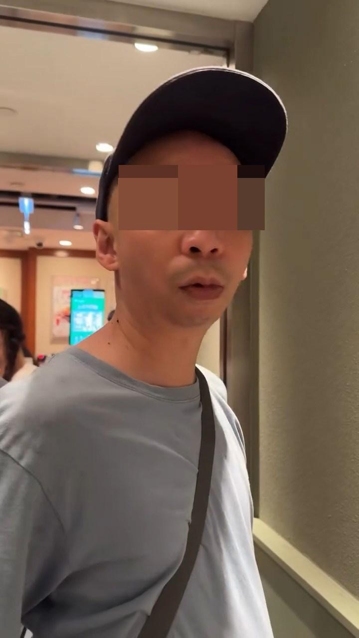 男子用鎖匙打開廁所門後，指罵樓主。（Threads@hyejin.jg_）