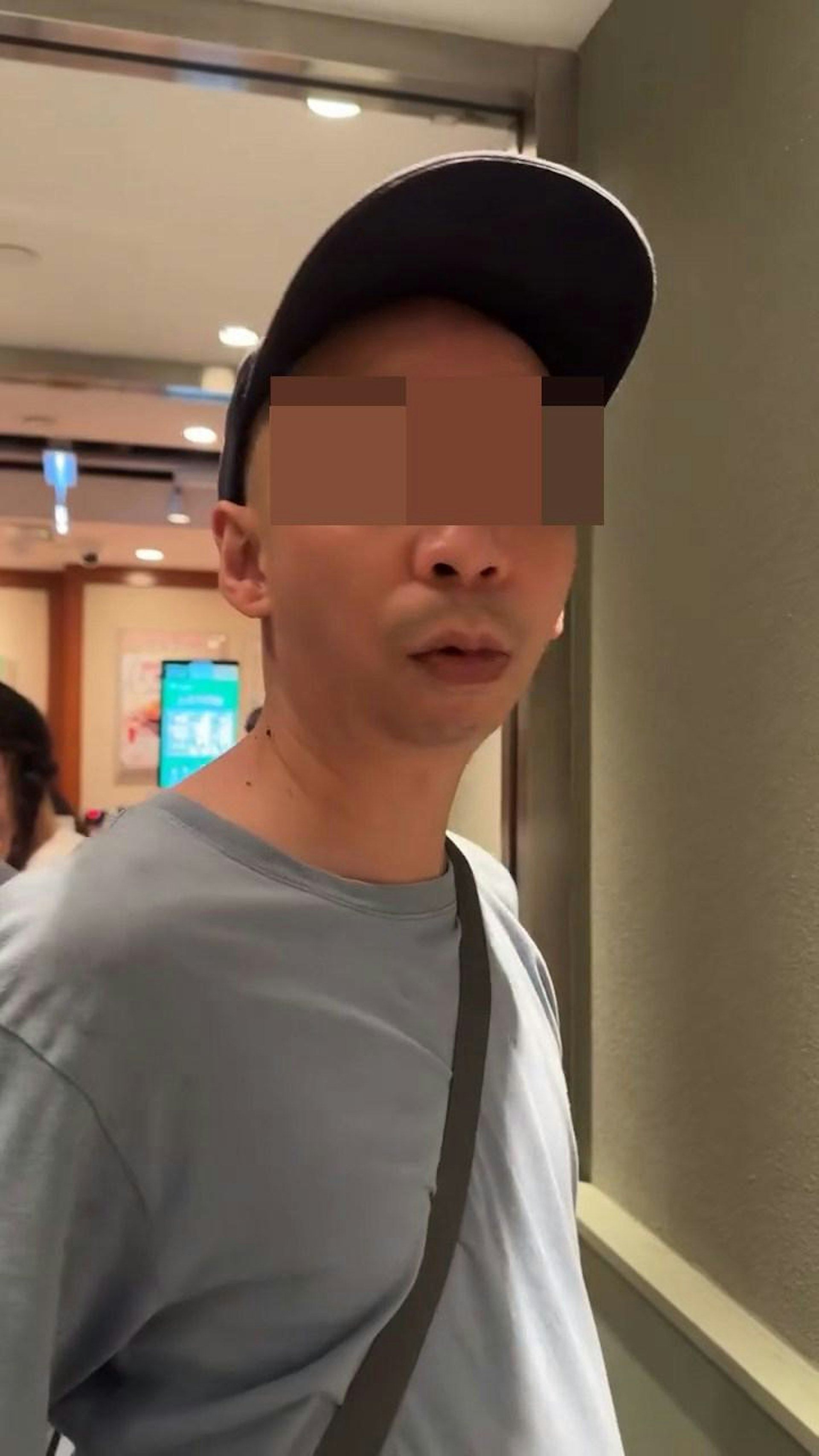 男子用鎖匙打開廁所門後,指罵樓主。(Threads@hyejin.jg_) 男子用鎖匙打開廁所門後,指罵樓主。(Threads@hyejin.jg_)