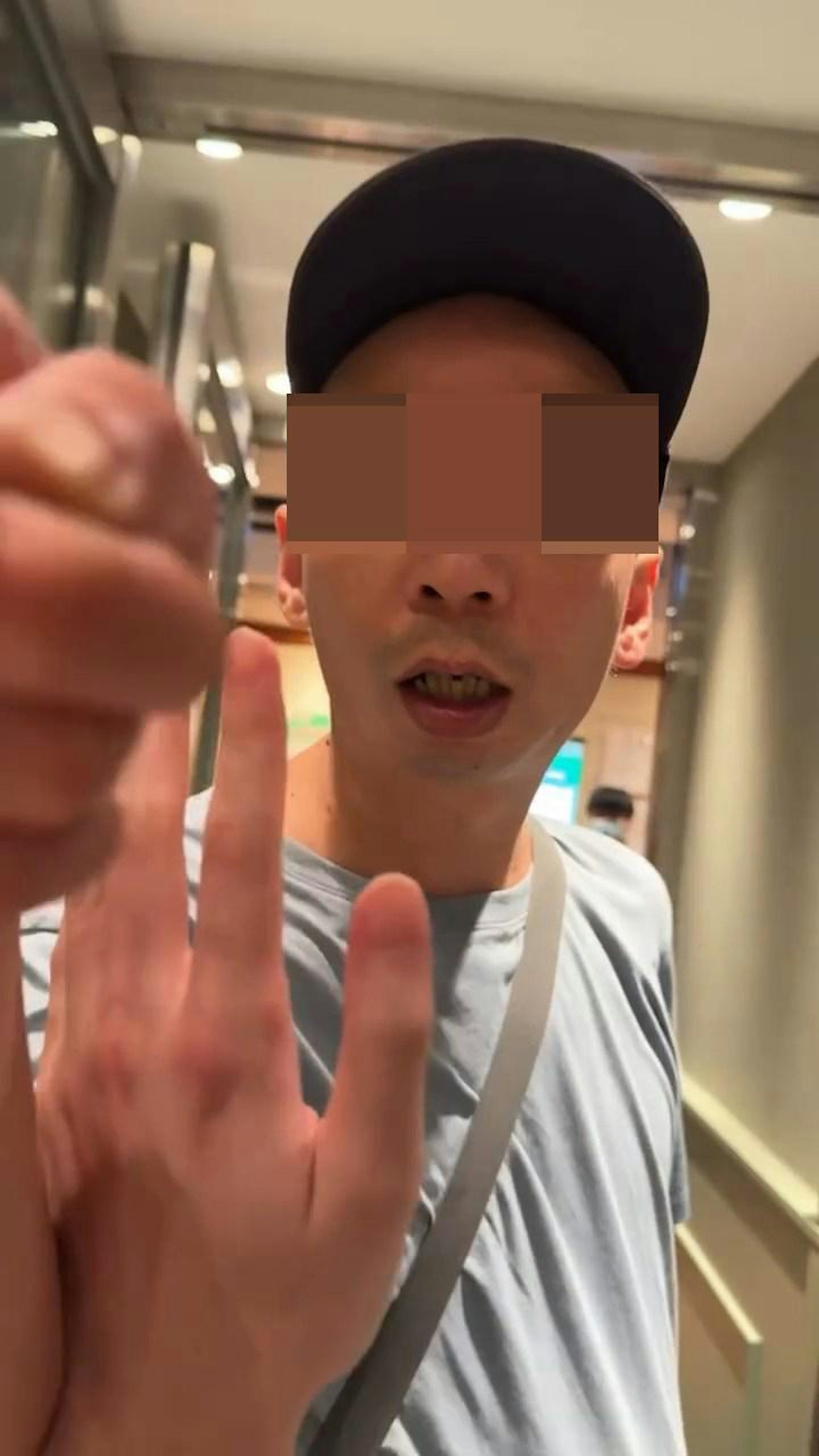 男子指罵威嚇樓主,有職員勸止。(Threads@hyejin.jg_) 男子指罵威嚇樓主,有職員勸止。(Threads@hyejin.jg_)