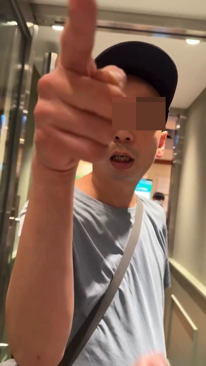 男子指罵威嚇樓主，有職員勸止。（Threads@hyejin.jg_）