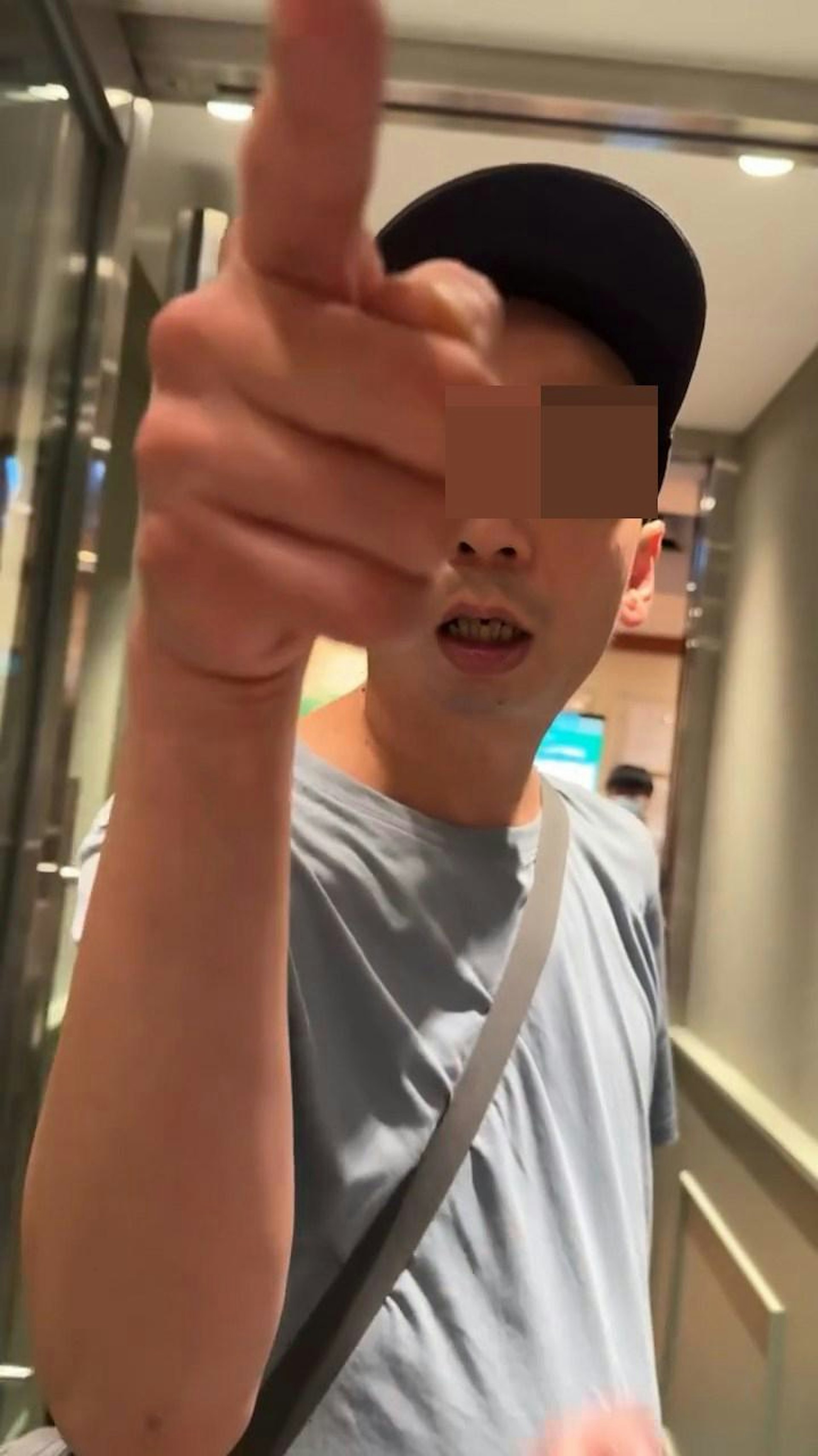 男子指罵威嚇樓主,有職員勸止。(Threads@hyejin.jg_) 男子指罵威嚇樓主,有職員勸止。(Threads@hyejin.jg_)