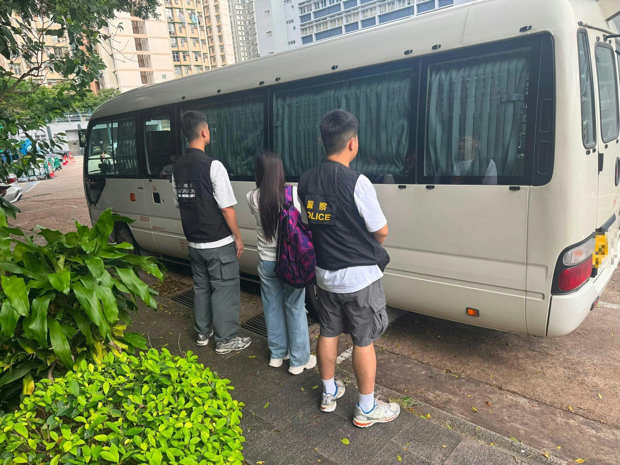 行動中，人員在觀塘及秀茂坪拘捕兩名持雙程證的內地女子（36及48歲），涉嫌「違反逗留條件」。（警方提供）