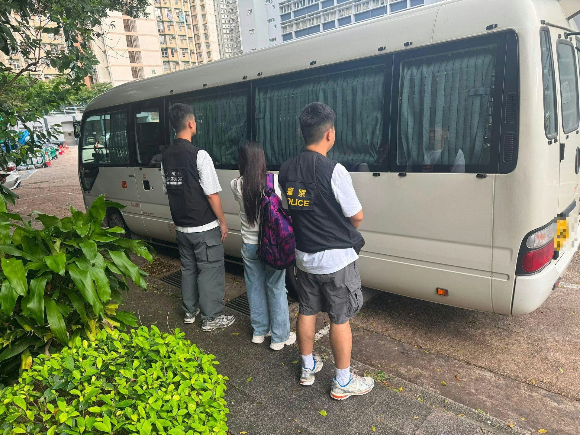 行動中,人員在觀塘及秀茂坪拘捕兩名持雙程證的內地女子(36及48歲),涉嫌「違反逗留條件」。(警方提供) 行動中,人員在觀塘及秀茂坪拘捕兩名持雙程證的內地女子(36及48歲),涉嫌「違反逗留條件」。(警方提供)