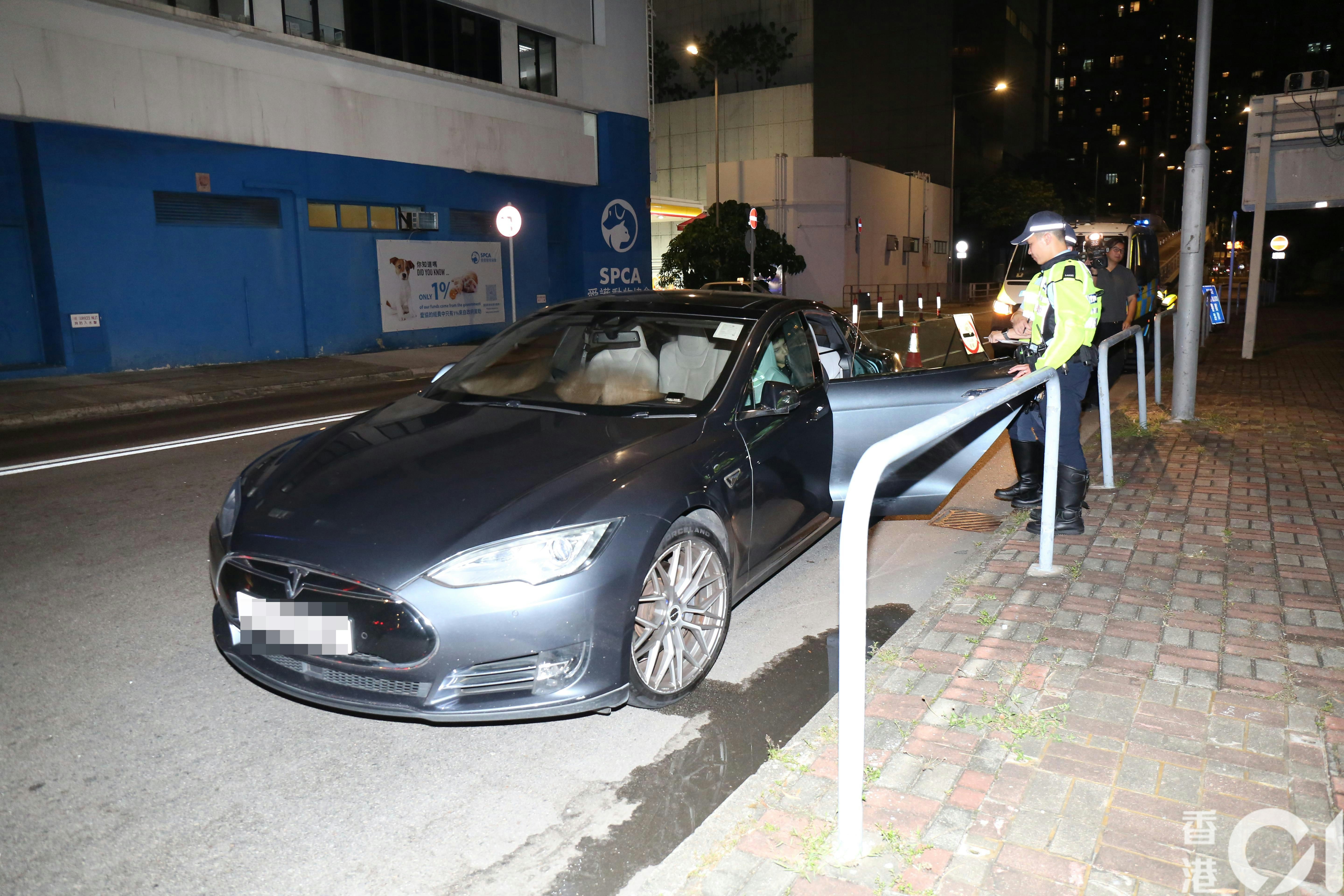 警方截停該輛Tesla。（陳永武攝）