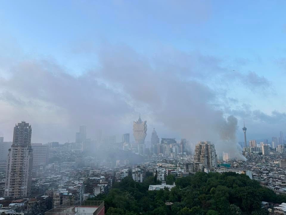 不少市民將火警照片放上網，可見濃煙湧上半空。警方已將新馬路封鎖。(圖片來源：FB/澳門交通現場)