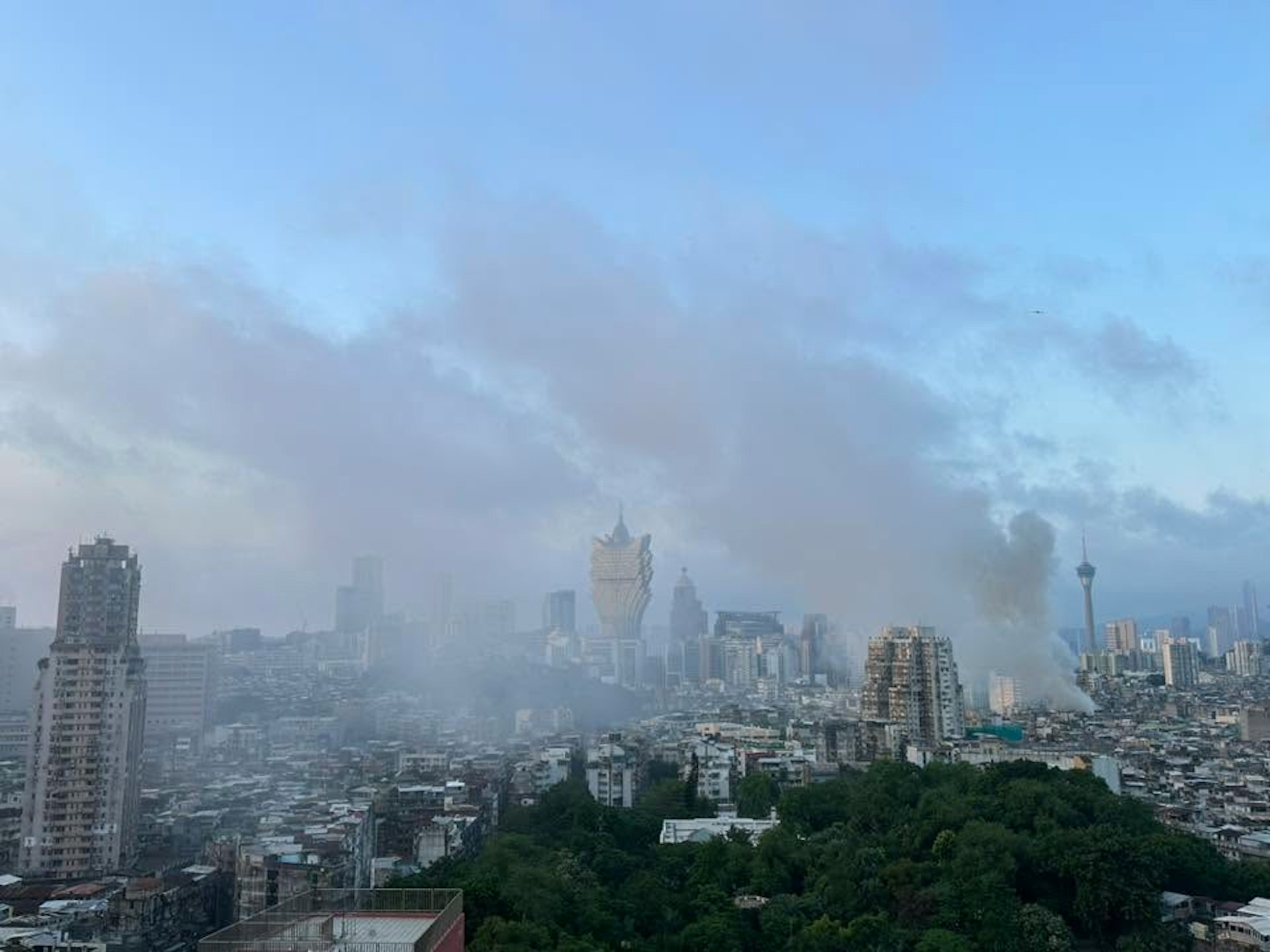 不少市民將火警照片放上網,可見濃煙湧上半空。警方已將新馬路封鎖。(圖片來源:FB/澳門交通現場) 不少市民將火警照片放上網,可見濃煙湧上半空。警方已將新馬路封鎖。(圖片來源:FB/澳門交通現場)
