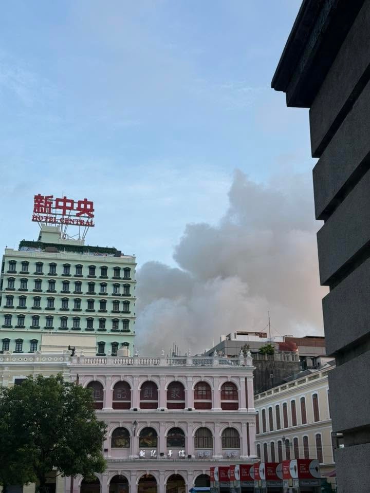 不少市民將火警照片放上網，可見濃煙湧上半空。警方已將新馬路封鎖。(圖片來源：FB/澳門交通現場)