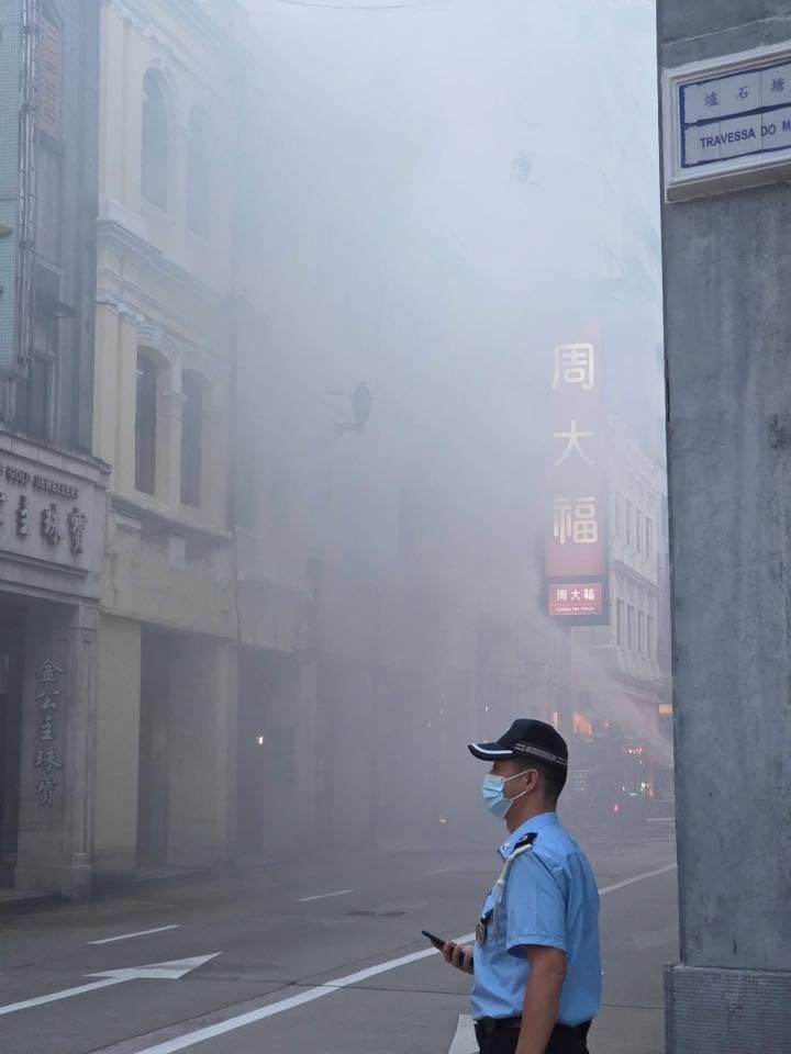 不少市民將火警照片放上網，可見濃煙湧上半空。警方已將新馬路封鎖。(圖片來源：FB/澳門交通現場)