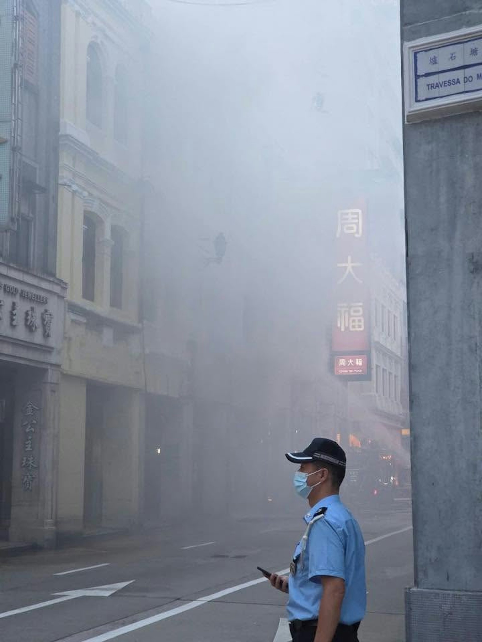 不少市民將火警照片放上網,可見濃煙湧上半空。警方已將新馬路封鎖。(圖片來源:FB/澳門交通現場) 不少市民將火警照片放上網,可見濃煙湧上半空。警方已將新馬路封鎖。(圖片來源:FB/澳門交通現場)