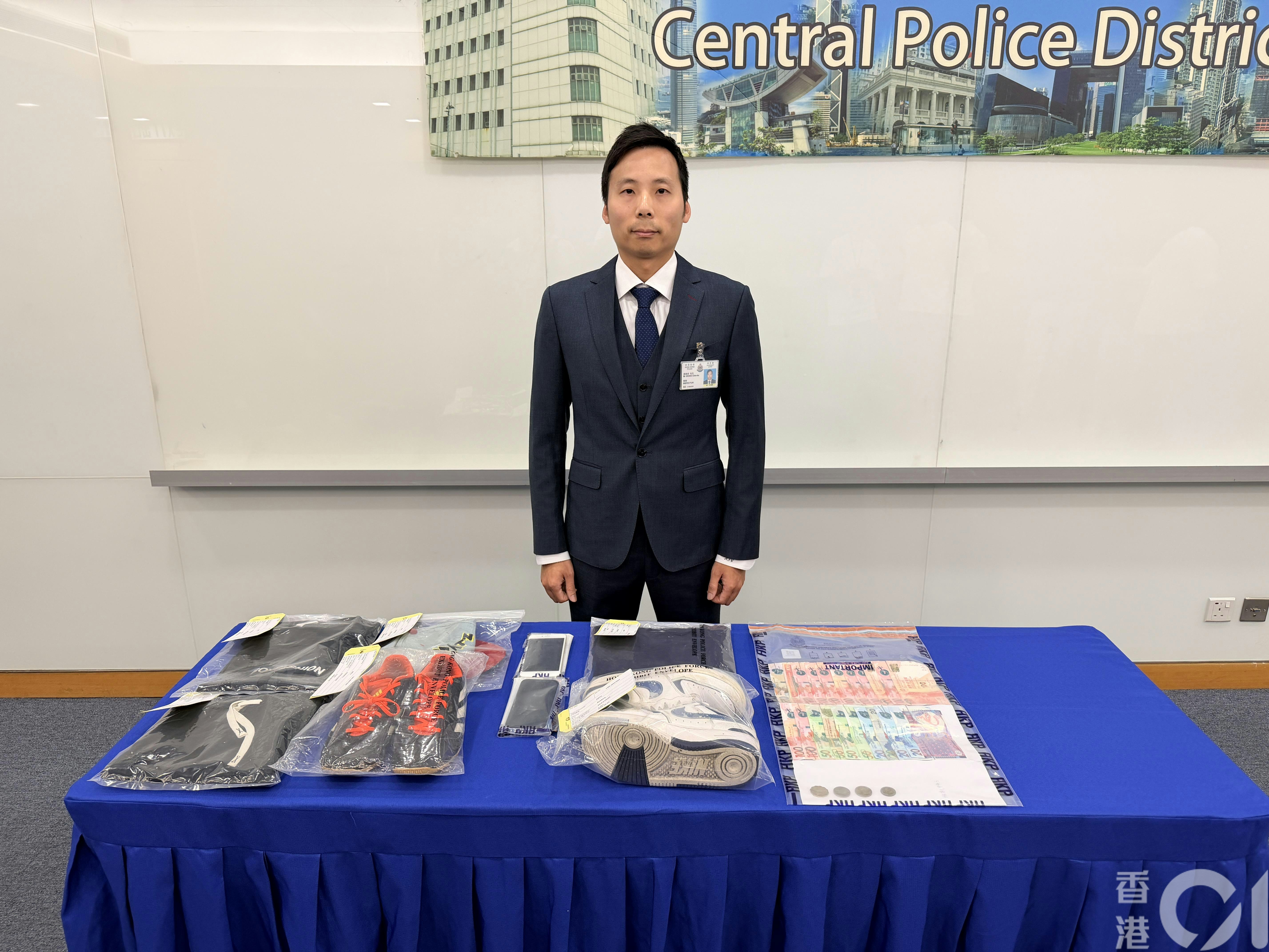 中區警區重案組第二隊偵緝督察黃展浩表示，警方相信今次並非隨機行劫，報案人口中所說不認識賊人是說謊（馬耀文攝）