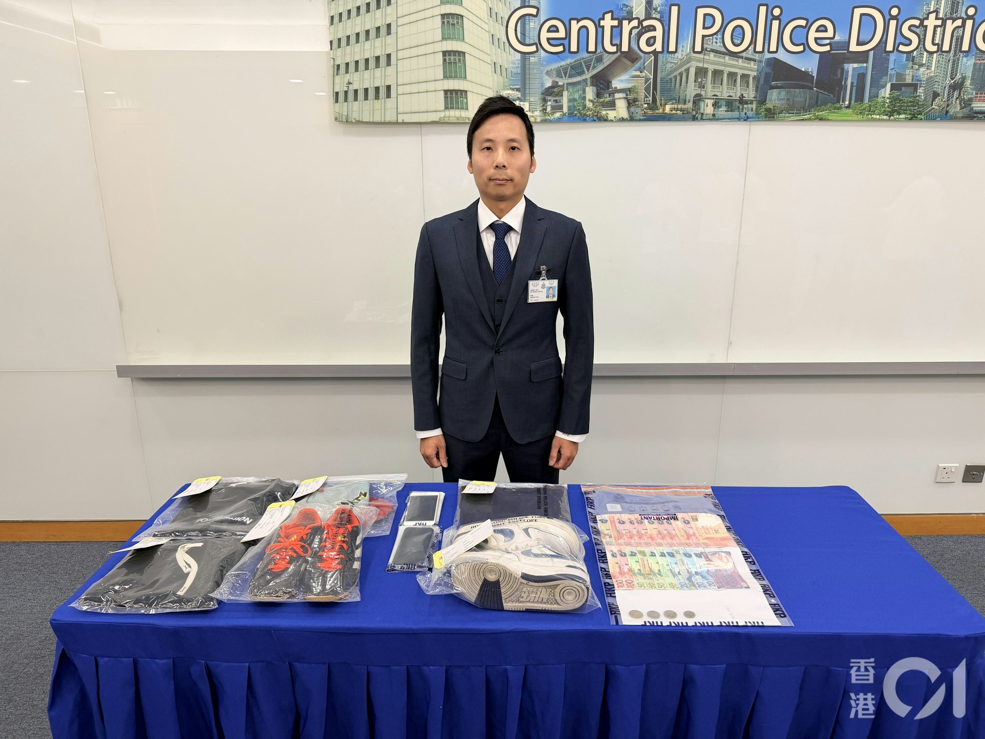 中區警區重案組第二隊偵緝督察黃展浩表示,警方相信今次並非隨機行劫,報案人口中所說不認識賊人是說謊(馬耀文攝) 中區警區重案組第二隊偵緝督察黃展浩表示,警方相信今次並非隨機行劫,報案人口中所說不認識賊人是說謊(馬耀文攝)
