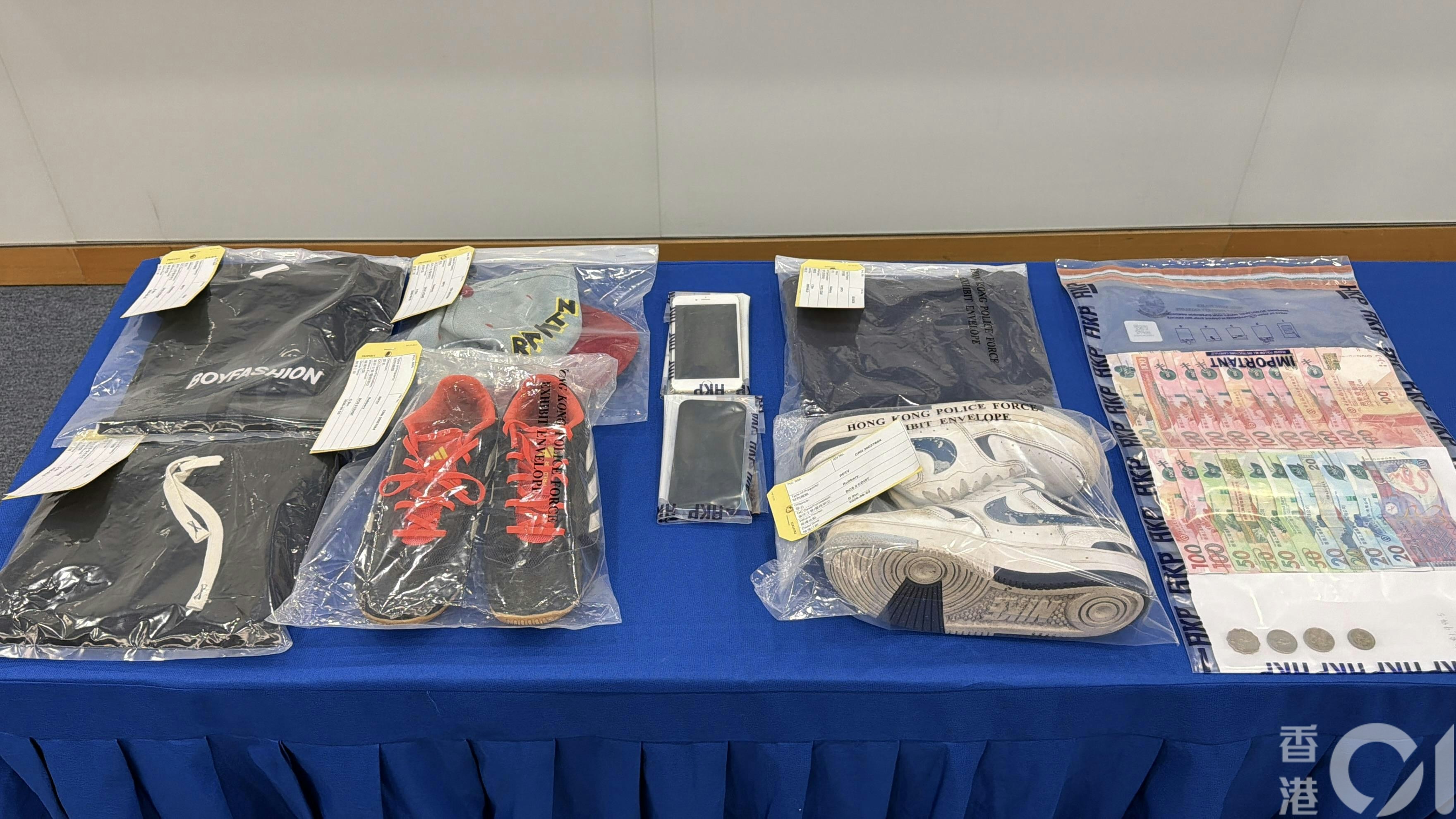 警方檢獲被捕人衣物及個人物品等。（馬耀文攝）