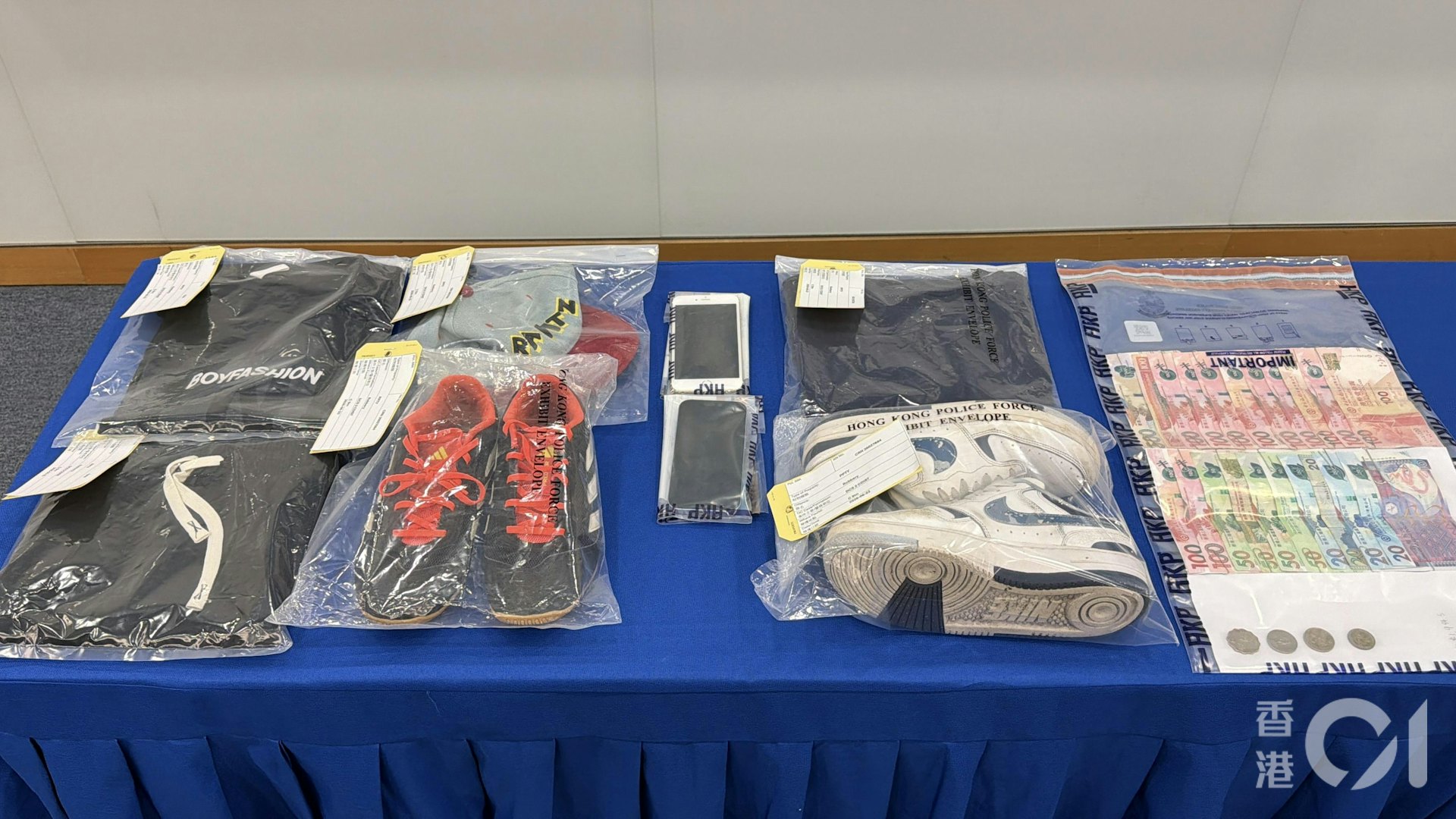警方檢獲被捕人衣物及個人物品等。(馬耀文攝) 警方檢獲被捕人衣物及個人物品等。(馬耀文攝)