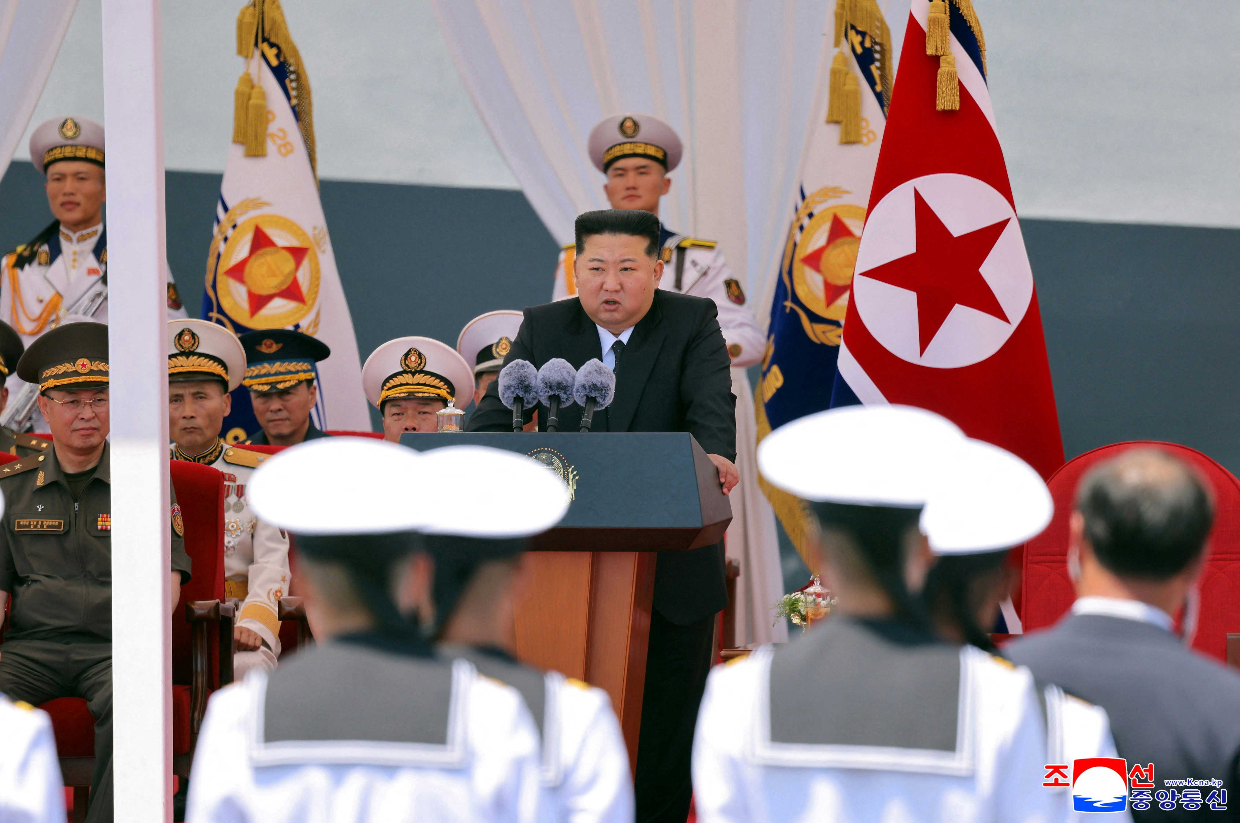 2026年6月23日,朝鲜领导人金正恩在朝鲜南浦港出席新型多用途驱逐舰「崔贤号」的服役仪式并发表演说。(KCNA via REUTERS)