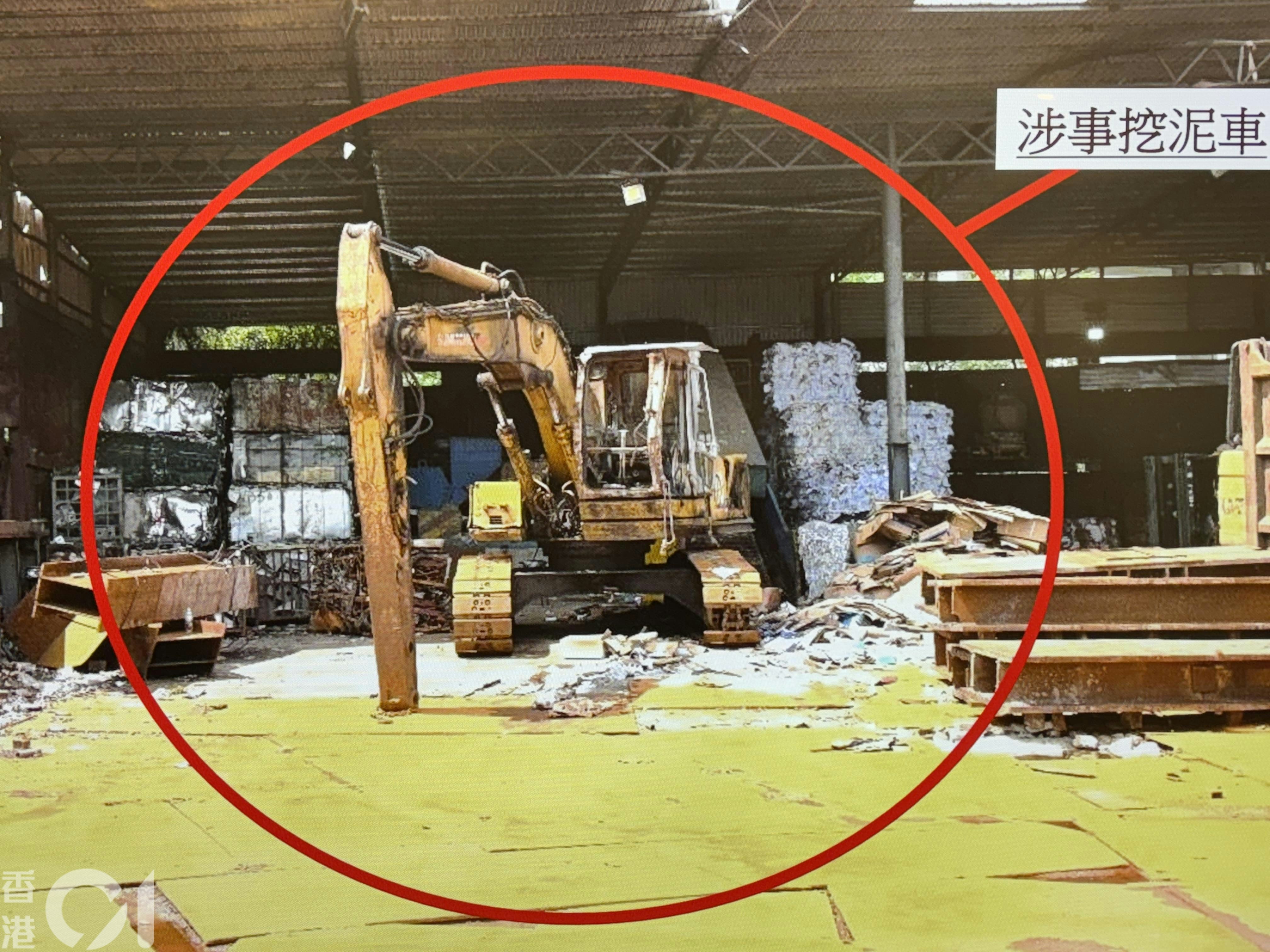 6月17日屯門青磚圍回收場一名男工疑遭挖泥車撞斃，警方經調查後於6月24日將案件改列誤殺及拘捕兩人。（林振華攝）