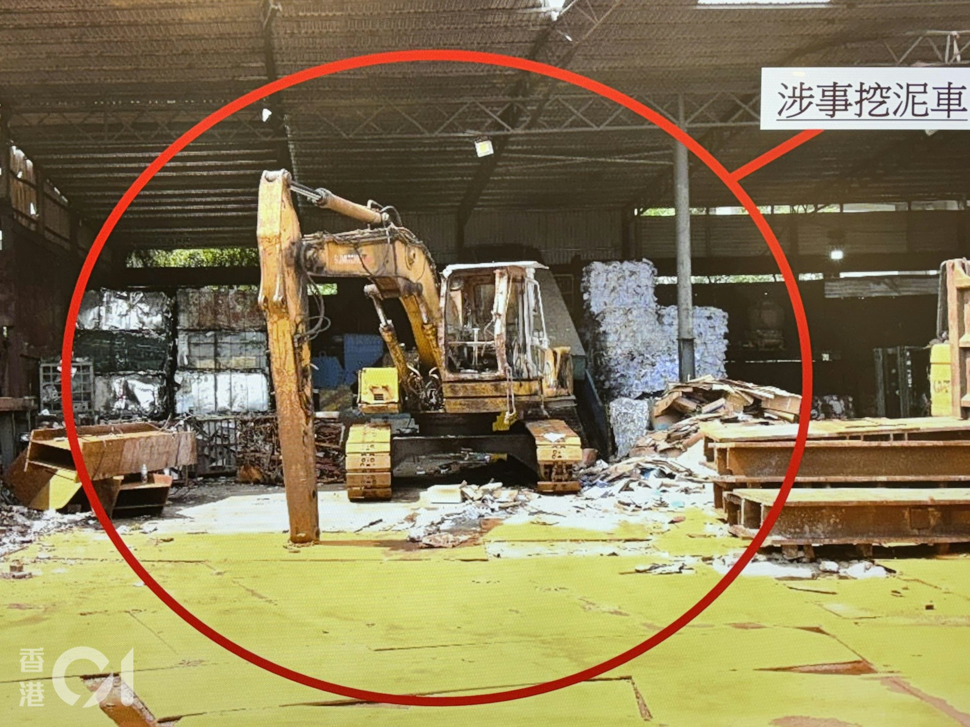 6月17日屯門青磚圍回收場一名男工疑遭挖泥車撞斃,警方經調查後於6月24日將案件改列誤殺及拘捕兩人。(林振華攝) 6月17日屯門青磚圍回收場一名男工疑遭挖泥車撞斃,警方經調查後於6月24日將案件改列誤殺及拘捕兩人。(林振華攝)