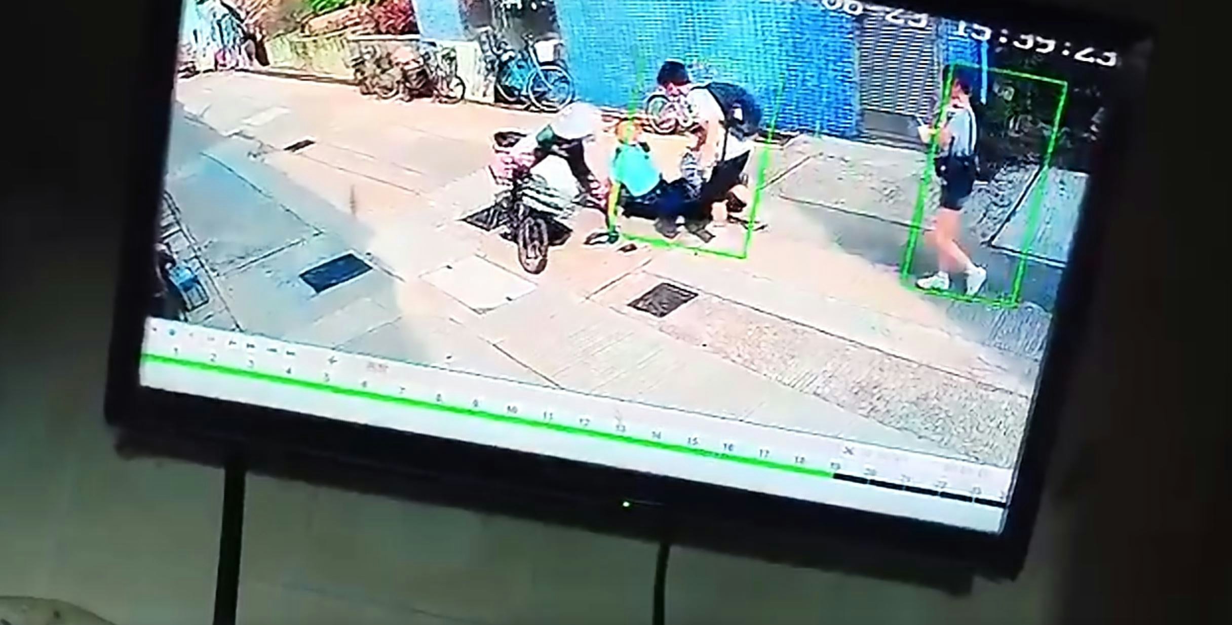 途人立即上前慰問。（讀者提供片段截圖）