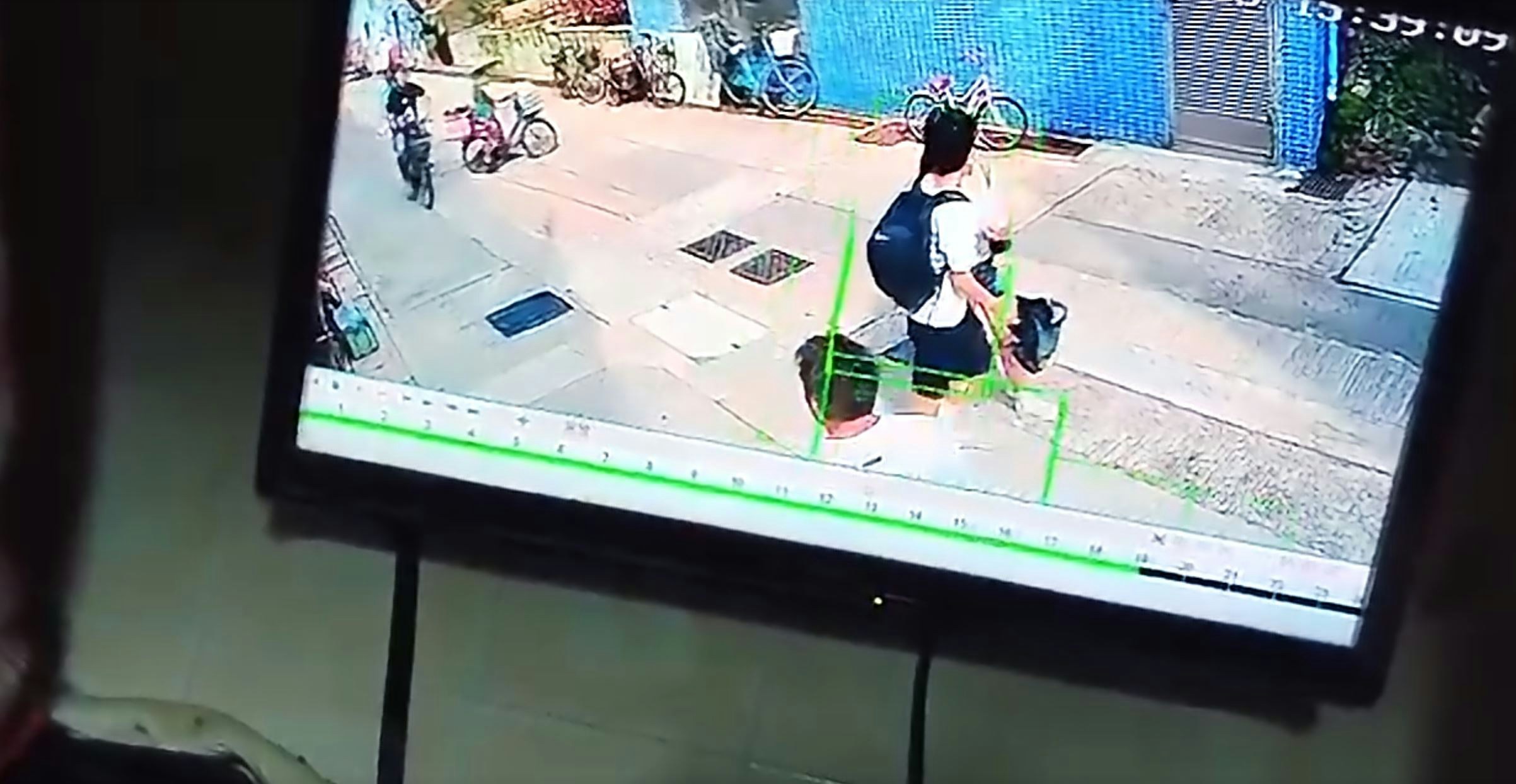 途人原本沿行人路行走，其間懷疑一輛電動單車高速狂飆。（讀者提供片段截圖）