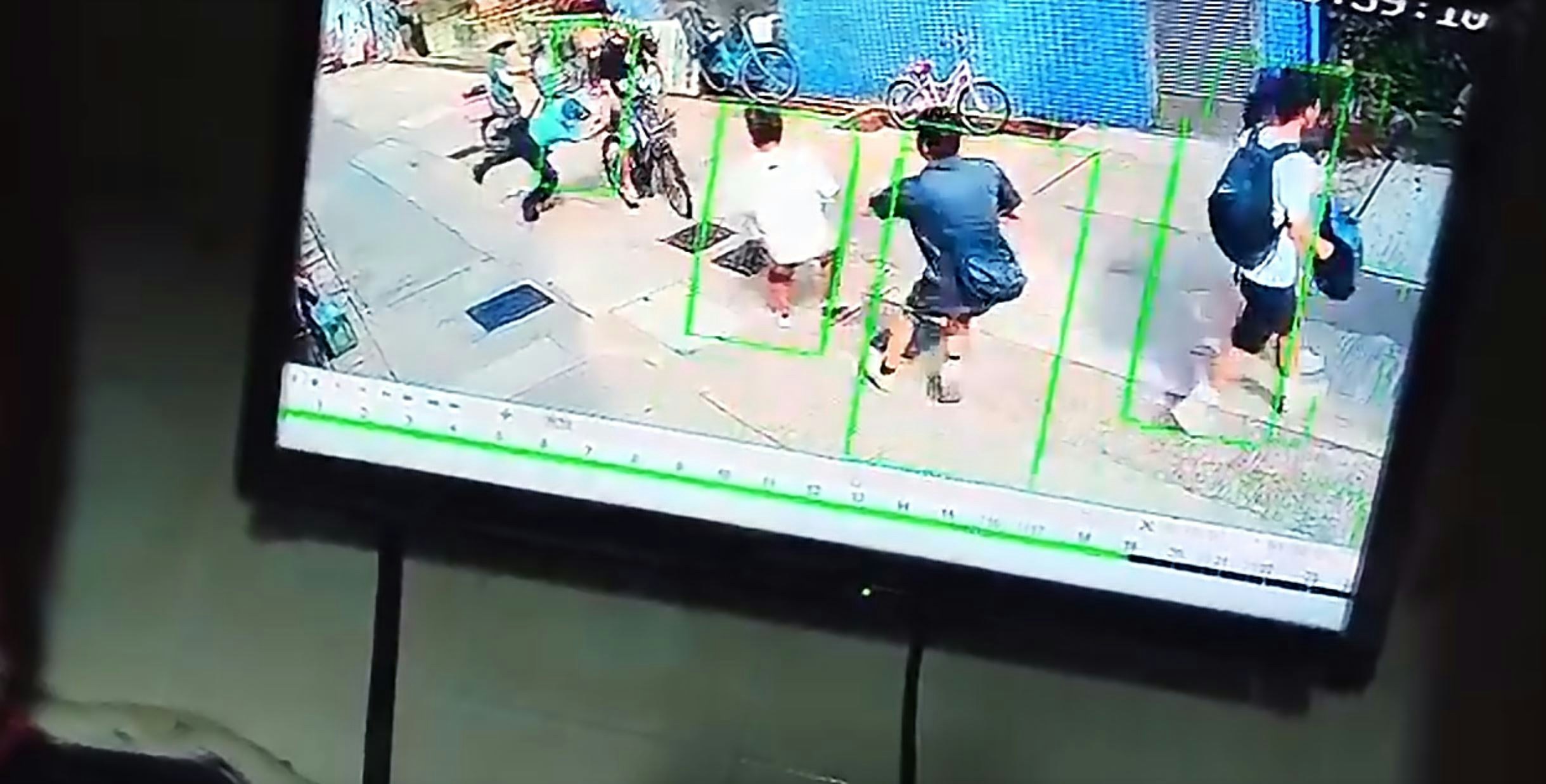 一名軍裝男警從後追截，嘗試用手截停單車。（讀者提供片段截圖）