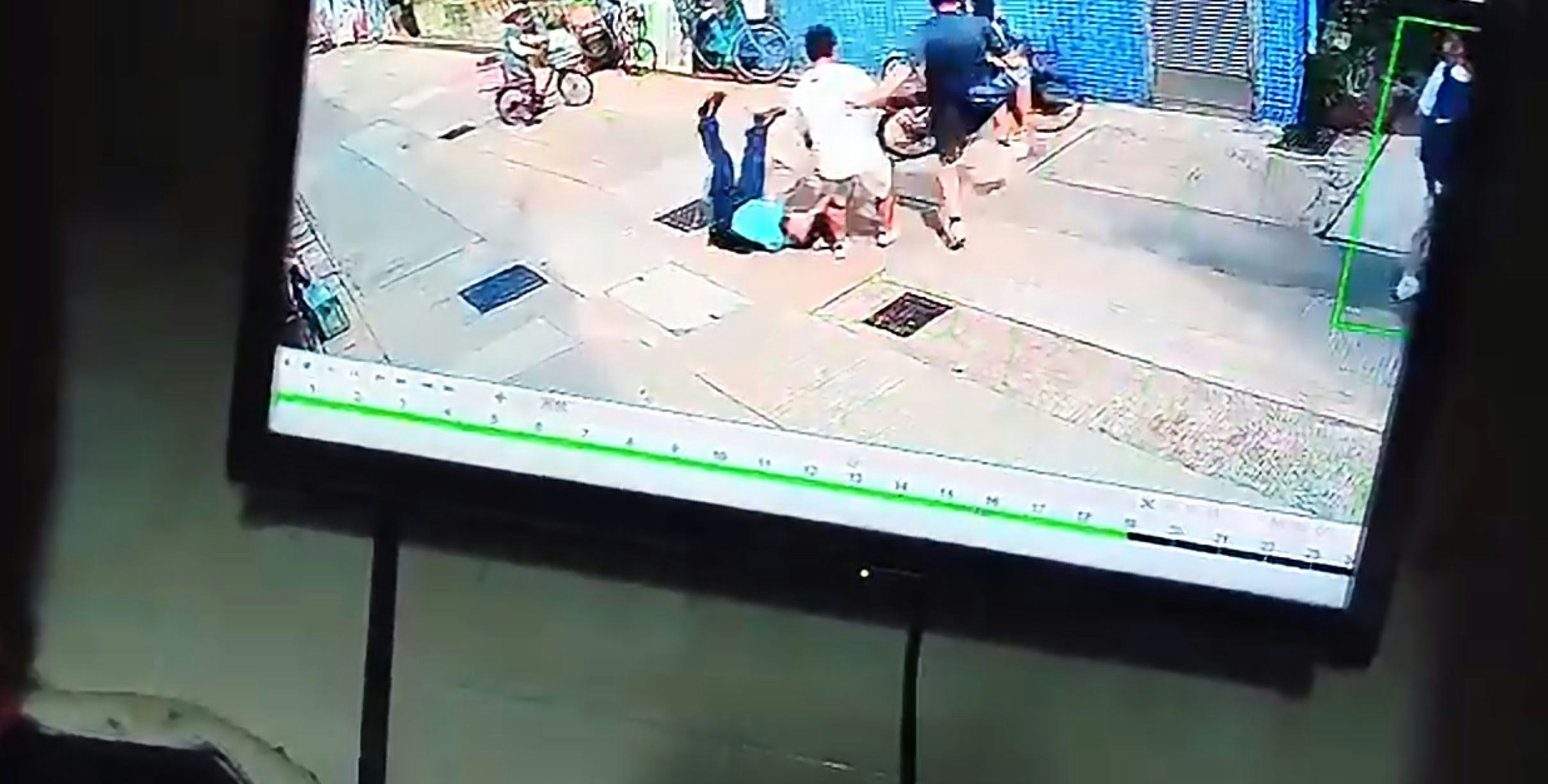 騎手不顧一切猛衝，男警失去平衡跌在地上。（讀者提供片段截圖）