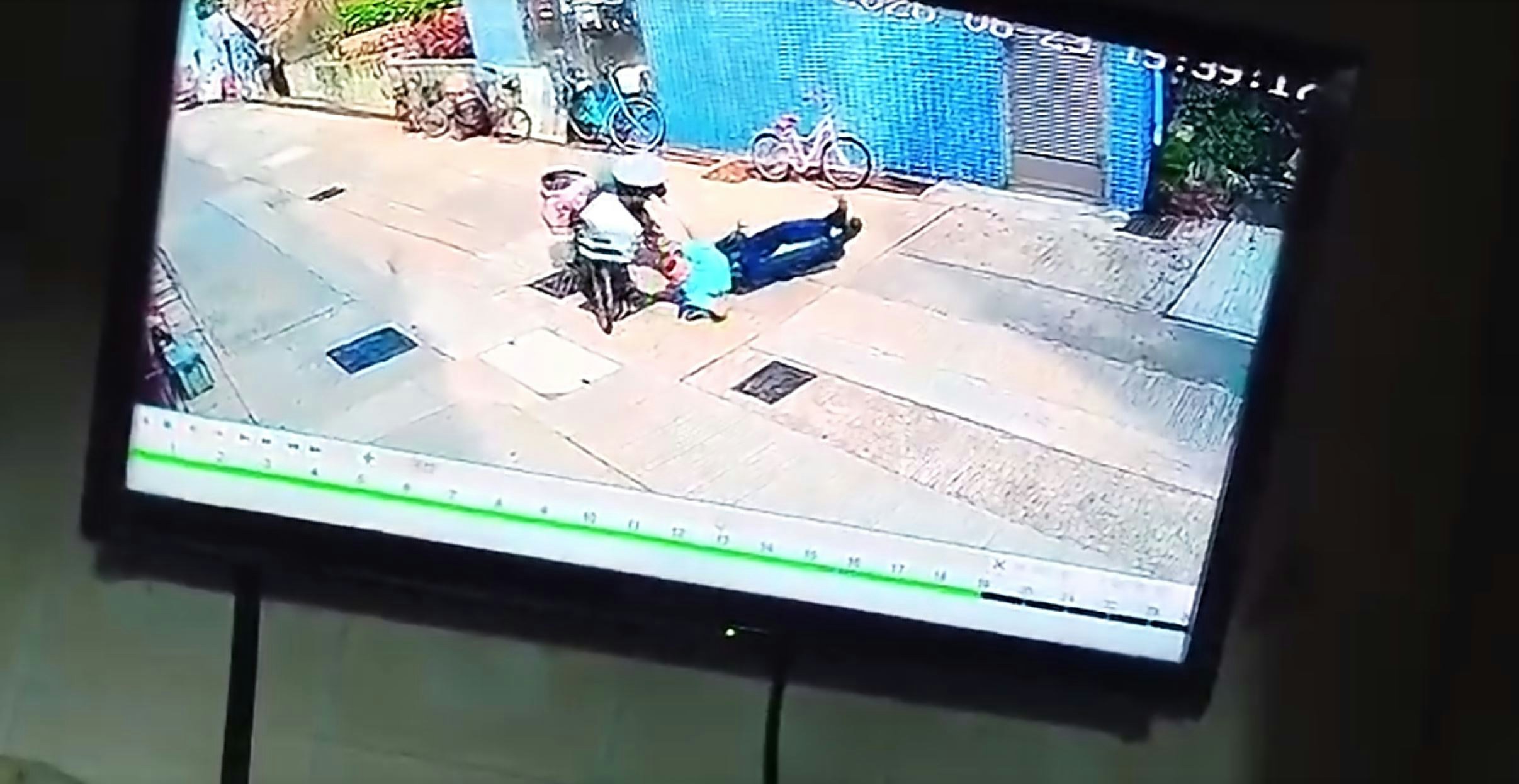 途人立即上前慰問。（讀者提供片段截圖）