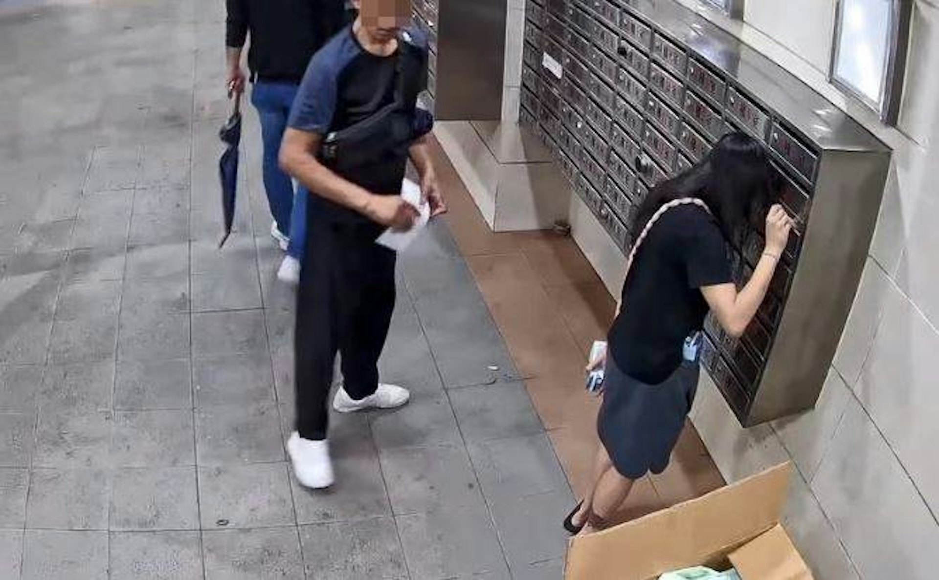 女子用筷子夾出信件。(Threads:soule.doro 影片截圖) 女子用筷子夾出信件。(Threads:soule.doro 影片截圖)